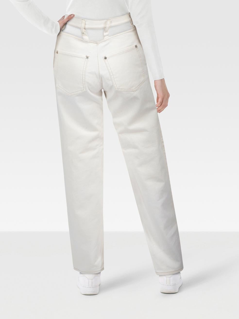 El ESTADO es Muy bueno. Se aprecia un desgaste mínimo de los vaqueros. Desgaste mínimo en la parte superior delantera de la pernera izquierda de este artículo de segunda mano del diseñador Maison Margiela.
 

 Detalles
 

 

 Blanco
 

 Vaqueros
 

