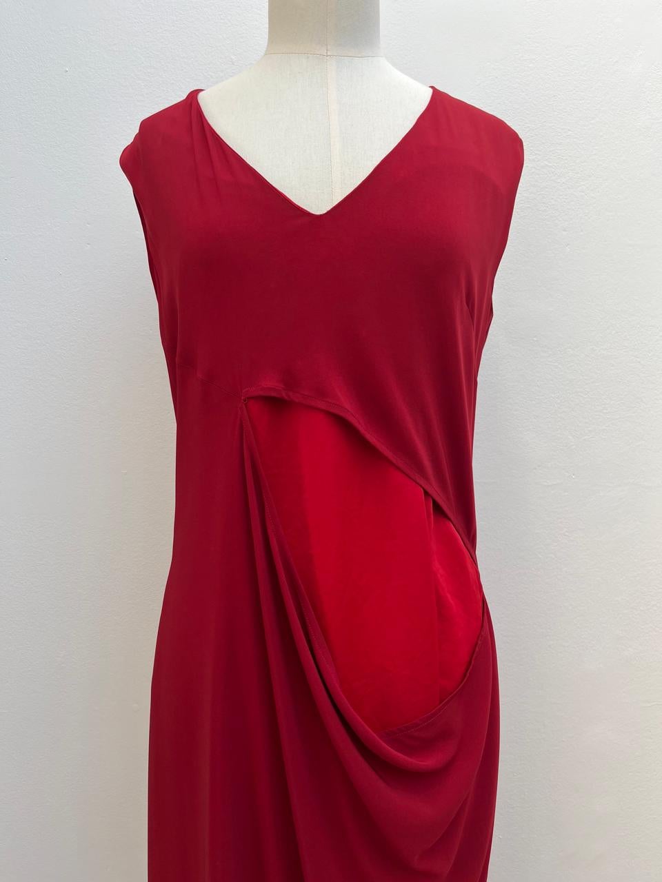 - Abito in viscosa rosso Maison Martin Margiela

- Venduto da Mae Vintage London

- Collezione primavera-estate 1987 white label 

- Taglia 42

- Prodotto in Italia

- Condizioni eccellenti 
