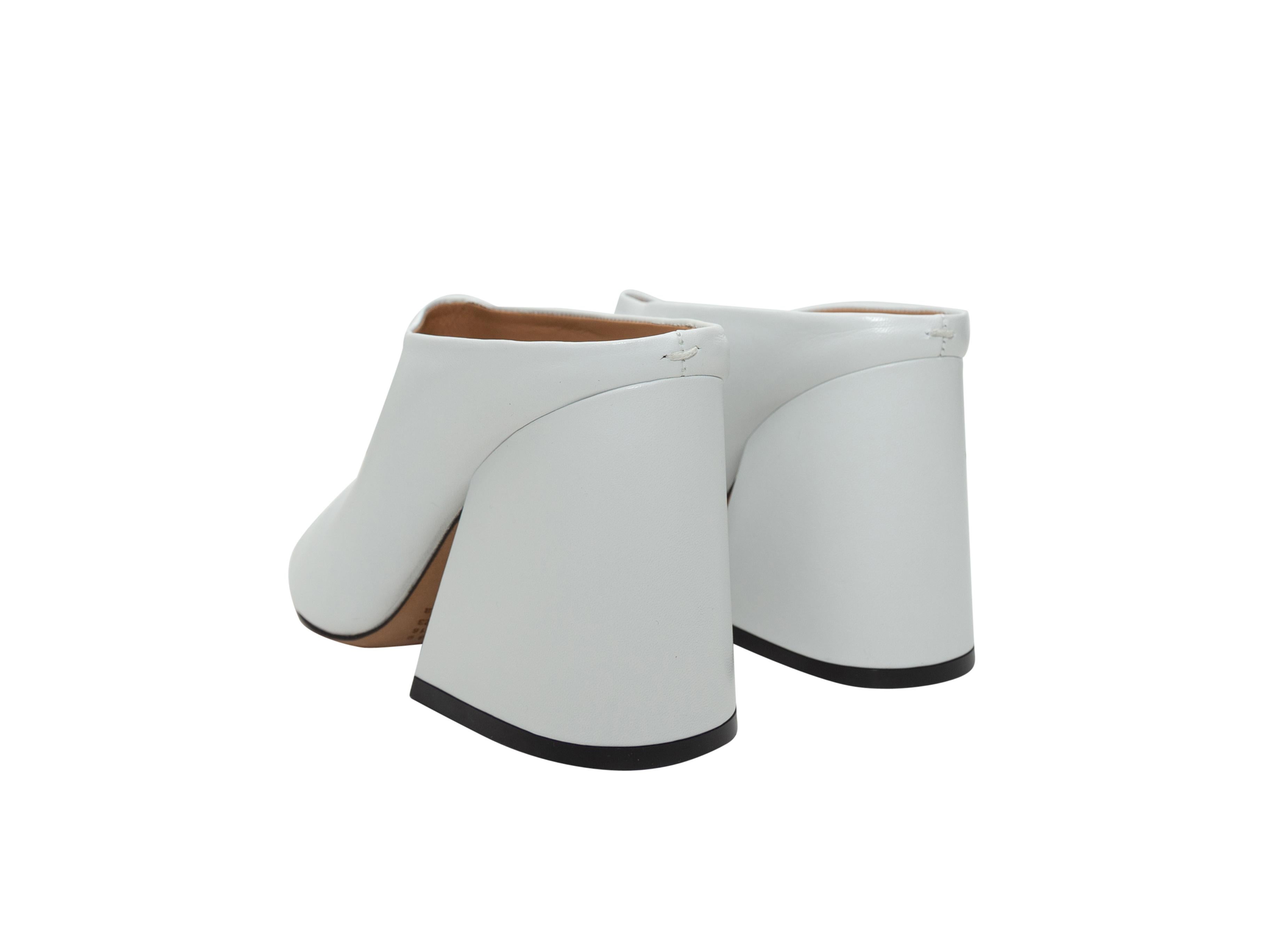 Maison Margiela Mules de piel con puntera blanca en Excelente Estado en New York, NY
