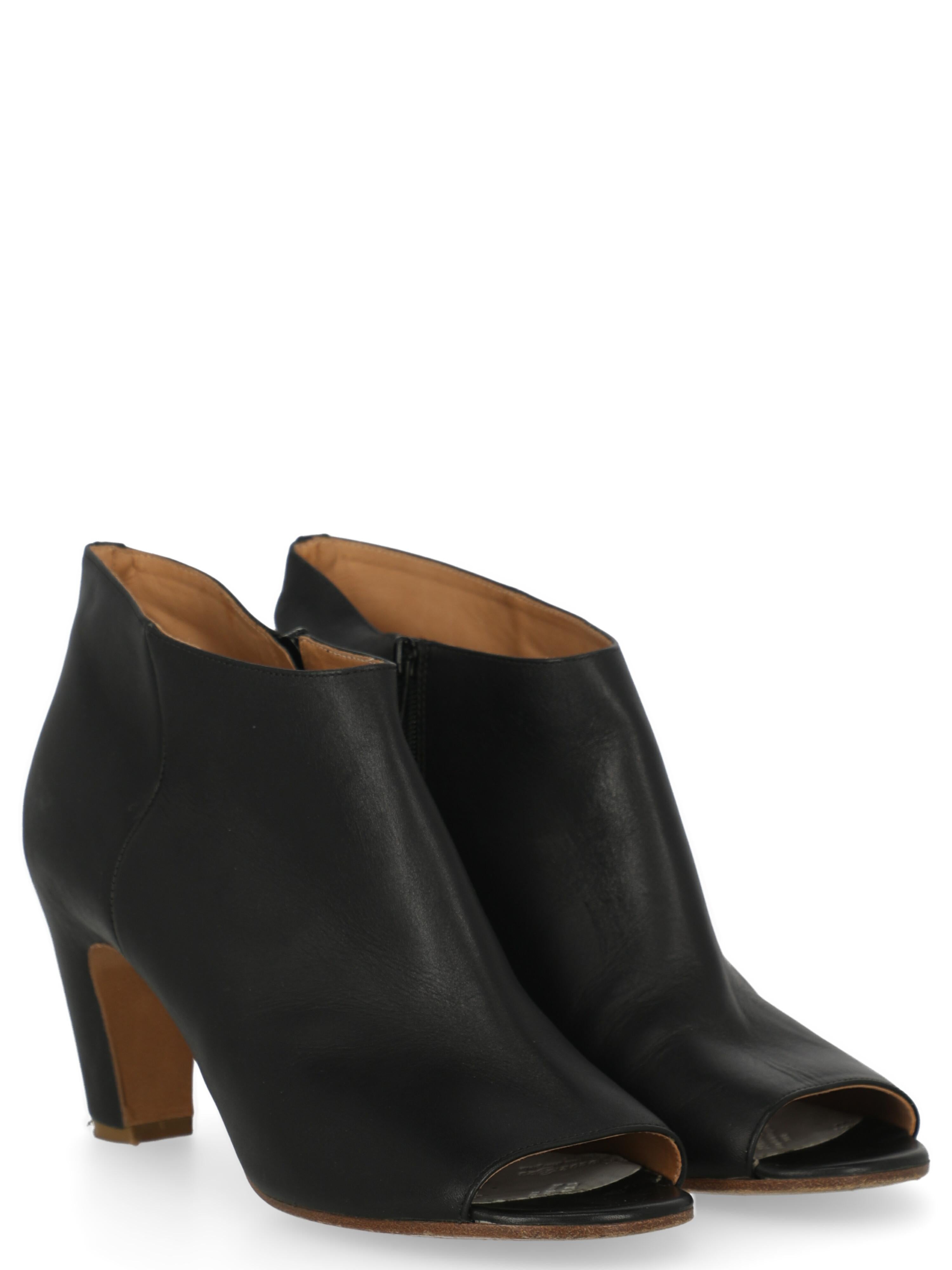 Product Description: Ankle boots, leather, solid color, side fastening, open toe, branded insole, block heel, mid heel

Includes: N/A

Product Condition: Very Good
Heel: negligible marks. Sole: visible signs of use. Upper: negligible scratches,