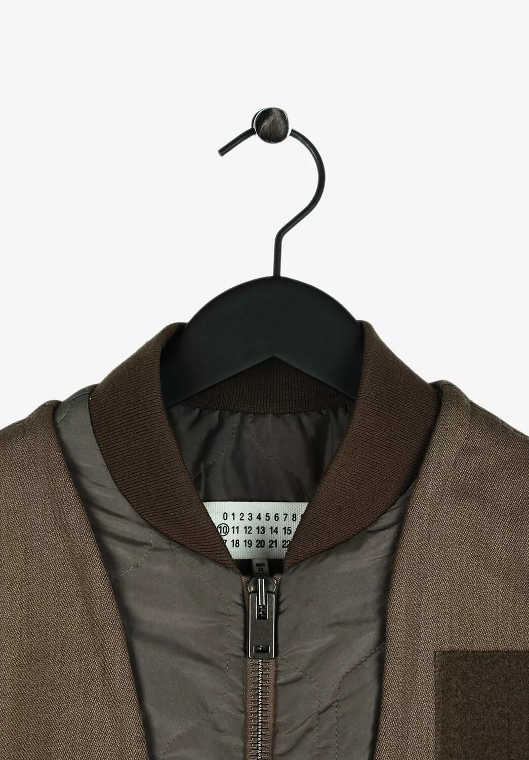 Compruebe mis otros listados. Tiene a la venta mucha más ropa de diseño. Abierto a cualquier oferta.
El artículo en venta es 100% auténtico Bomber de lana con cremallera para hombre de Maison Margiela
Color: Marrón
(El color real puede variar un