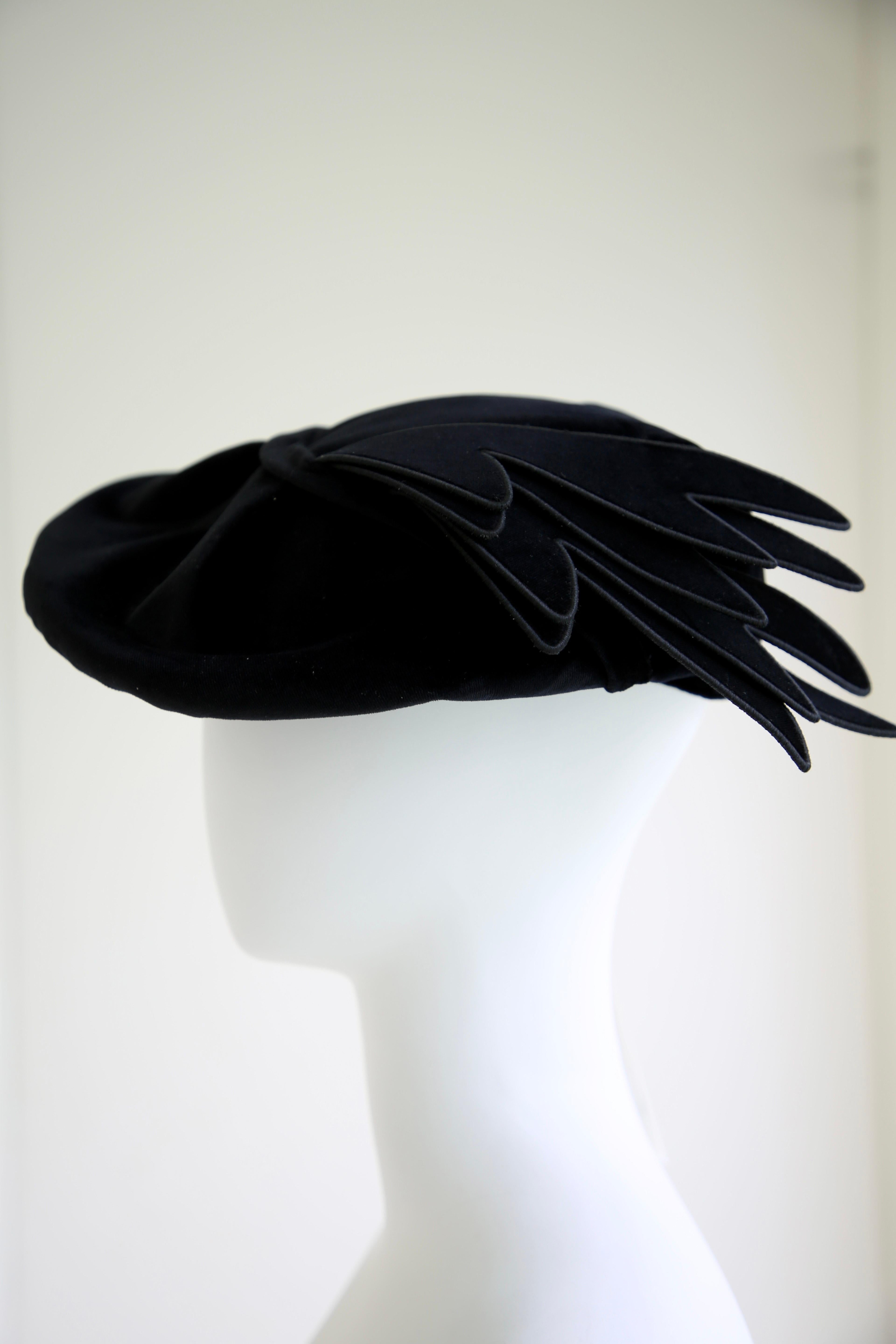 Berretto in lana Maison Margiela - Nero
Questo berretto classico di Maison Margiela è realizzato in lana infeltrita al 100% e offre calore, struttura ed eleganza senza tempo. La silhouette minimalista è impreziosita dai quattro punti bianchi