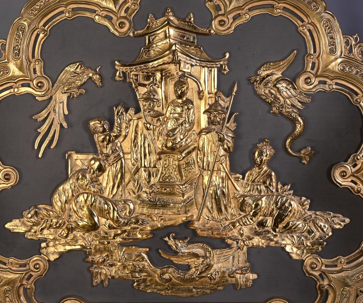 This rare Chinese-style antique fire screen was created in the second half of the 19th century. Thanks to the quality of the gilded bronze, its finely pierced decoration, and its style, this fire screen is attributed to Maison Marnyhac, a workshop