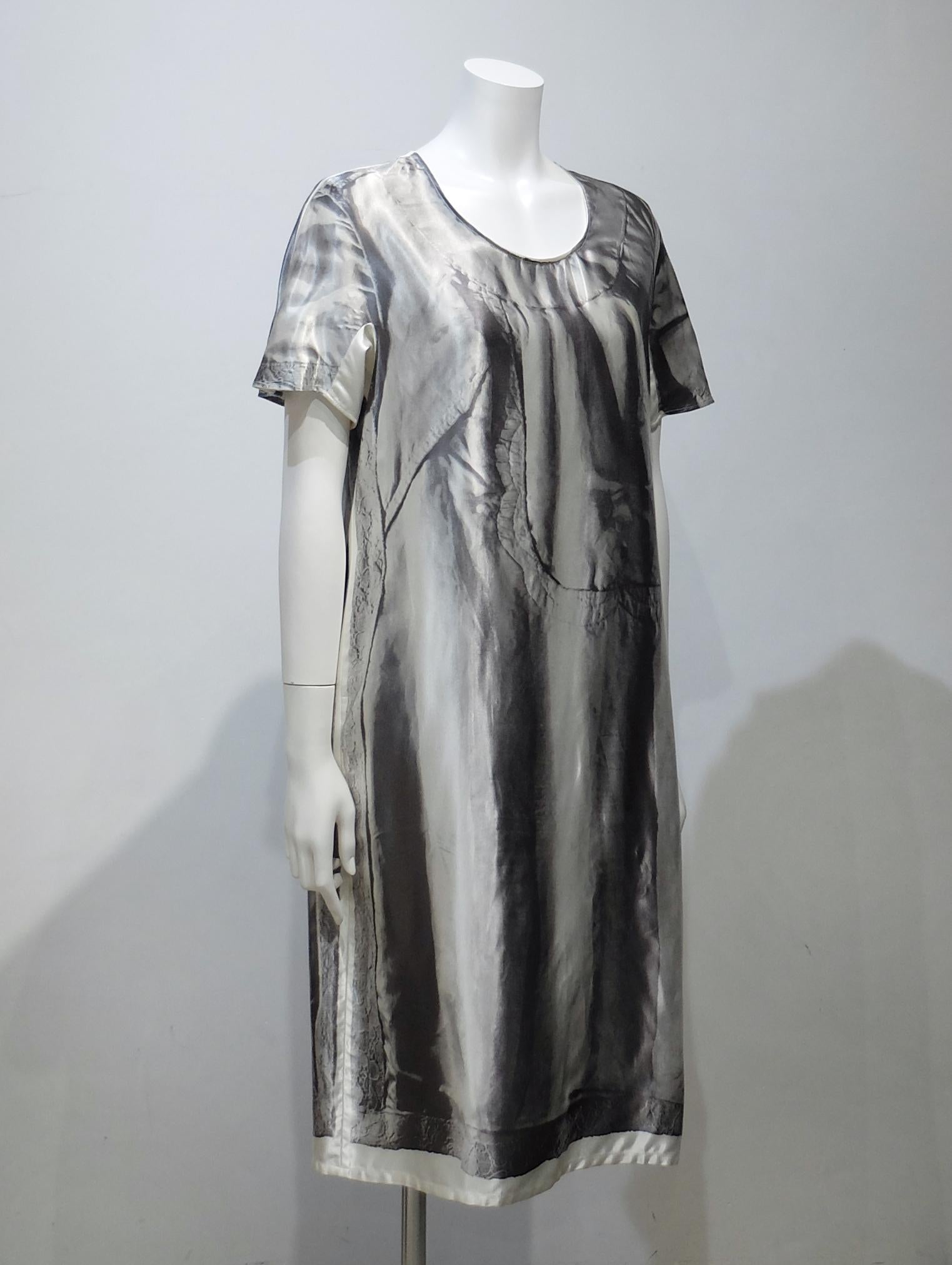 Satiniertes Kleid mit Fotodruck

Hergestellt in Italien
Stoff
100%Rayon
Größe/Maße (ungefähr)
Größe M
Brustumfang 46.5cm (Achselhöhle zu Achselhöhle)
Länge 101cm (Mitte Rücken bis Saum)

Bedingung
Verfärbung des Labels