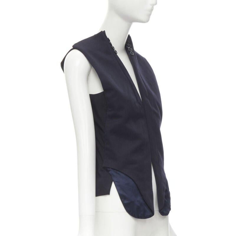 MAISON MARTIN MARGIELA ARTISANAL 2003 Gilet à manches déconstruites marine Runway
Référence : TGAS/B02236
Marque : Maison Maison Margiela
Designer : Martin Margiela
Collectional : Artisanal - Automne Hiver 2003 - Défilé
MATERIAL : Laine
Couleur :