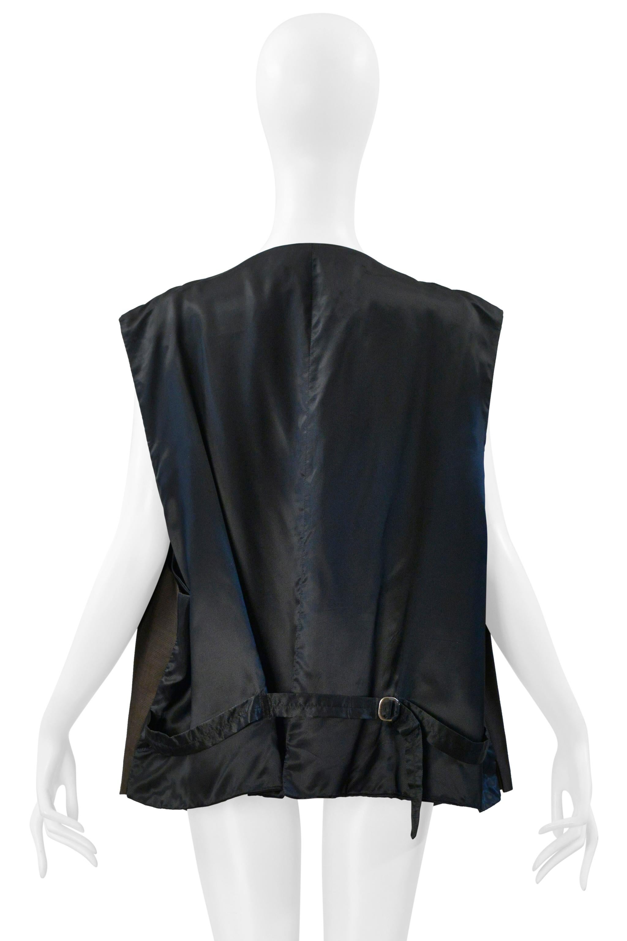 Resurrection Vintage è lieta di presentarti un gilet vintage in tessuto marrone di Maison Martin Margiela, con vestibilità oversize, bicolore marrone e nero, monopetto, senza maniche e fibbia regolabile sul retro. 

Maison Martin Margiela
AW