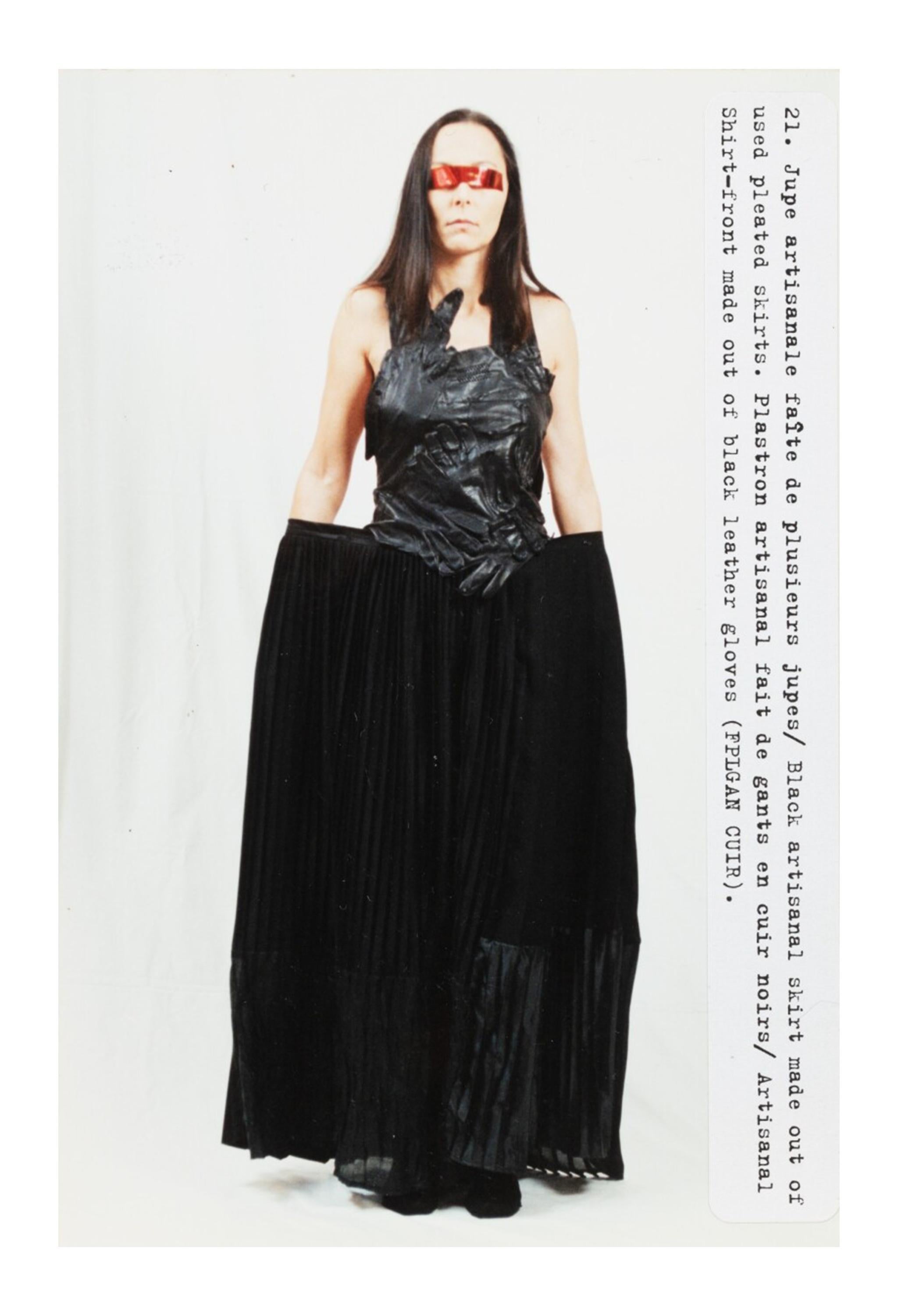 Resurrection Vintage freut sich, einen seltenen marineblauen Plissee-Rock von Maison Martin Margiela aus der Frühjahrskollektion 2001 anbieten zu können. Die Kollektion konzentrierte sich auf überdimensionale Schnitte mit Stoffen, die aus alten