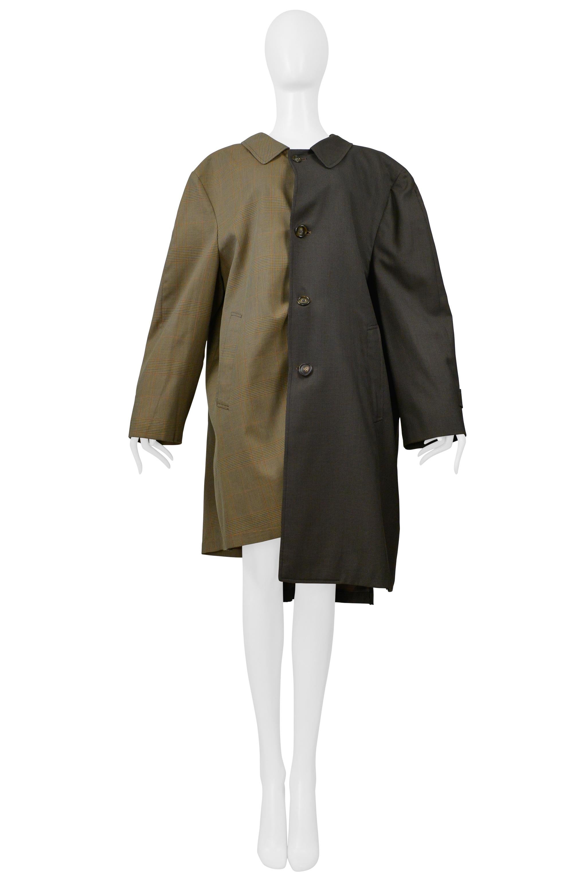 Resurrection Vintage a le plaisir de proposer un rare manteau de poussière reconstitué de Maison Martin Margiela, issu de la collection automne-hiver 2002-2003. Fabrice à partir de deux manteaux vintage contrastés, ce manteau présente une forme