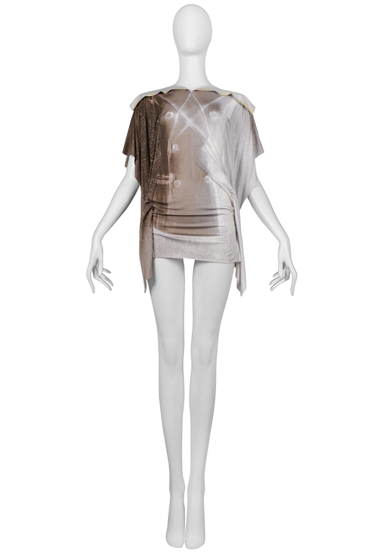 Vintage Maison Martin Margiela Artisanal Trompe L'oeil Top mit fotografischem Druck einer doppelreihigen Jacke, Fledermausärmeln und angenähtem nackten Unterhemd (siehe Foto hinten). Laufstegteil aus der Kollektion Frühjahr/Sommer 2009.

Maison
