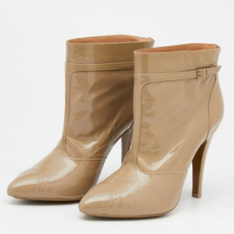 Estos botines de diseño creativo son de Maison Martin Margiela. Confeccionadas en charol beige, tienen un estilo slip-on, tacón de 11 cm y plantilla lisa. ¡Te encantará llevar estas botas tan llamativas!