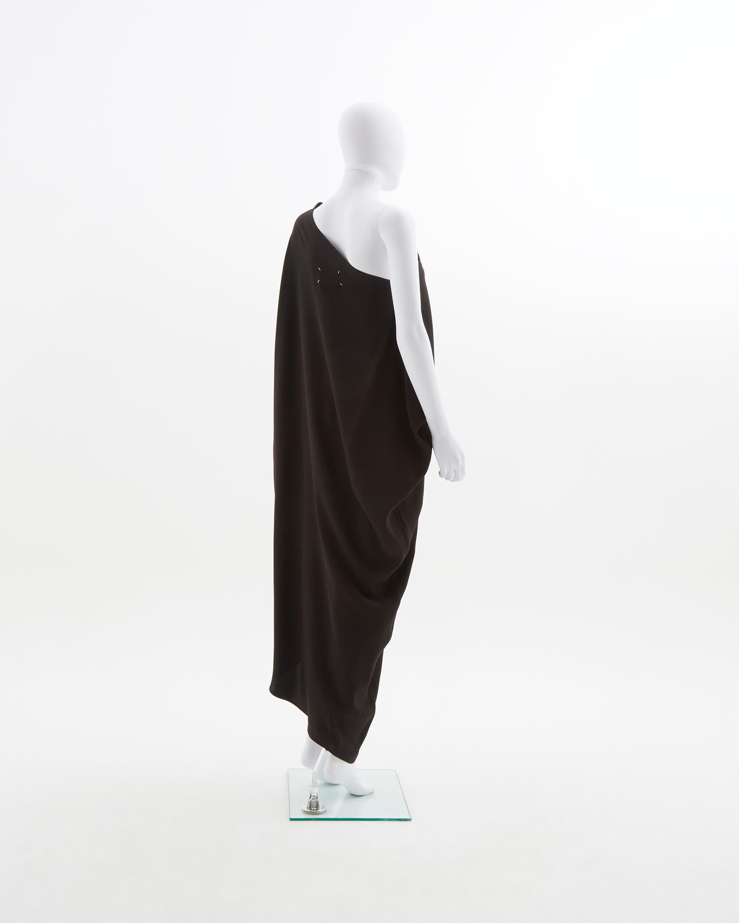 - Runway Look 6
- Sold by Skof.Archive
- Designed by Martin Margiela
- Black one shoulder evening dress
- Fit over to the body
- Fall Winter 2008

Size : FR 38 - EN 42 - UK 10 - US 8 (EU)

Shoulder 91 cm / 36