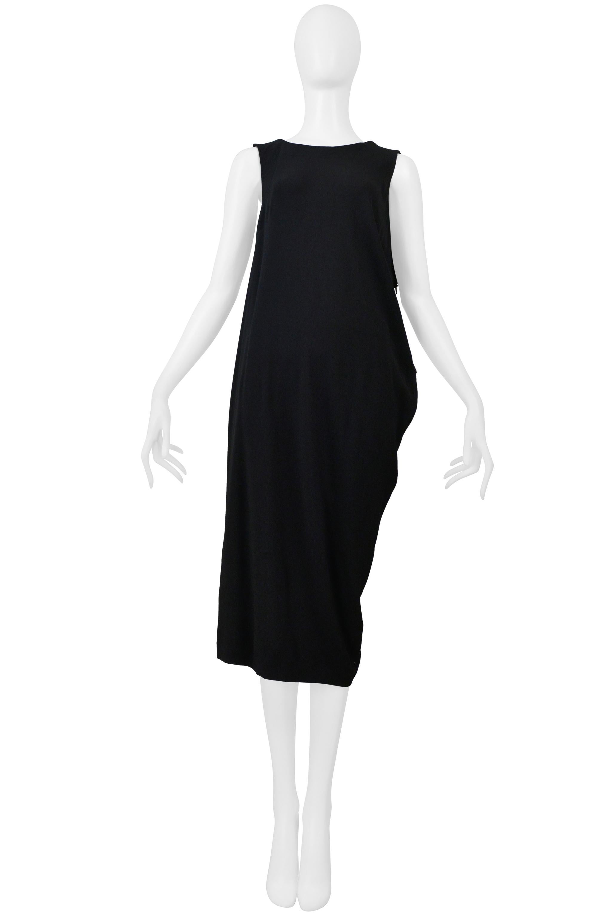 Resurrection Vintage freut sich, ein schwarzes asymmetrisches Seidenkleid von Maison Martin Margiela aus den 2000er Jahren anbieten zu können. Es zeichnet sich durch eine übertriebene Drapierung auf der linken Seite, ungleiche Armlöcher, eine Länge