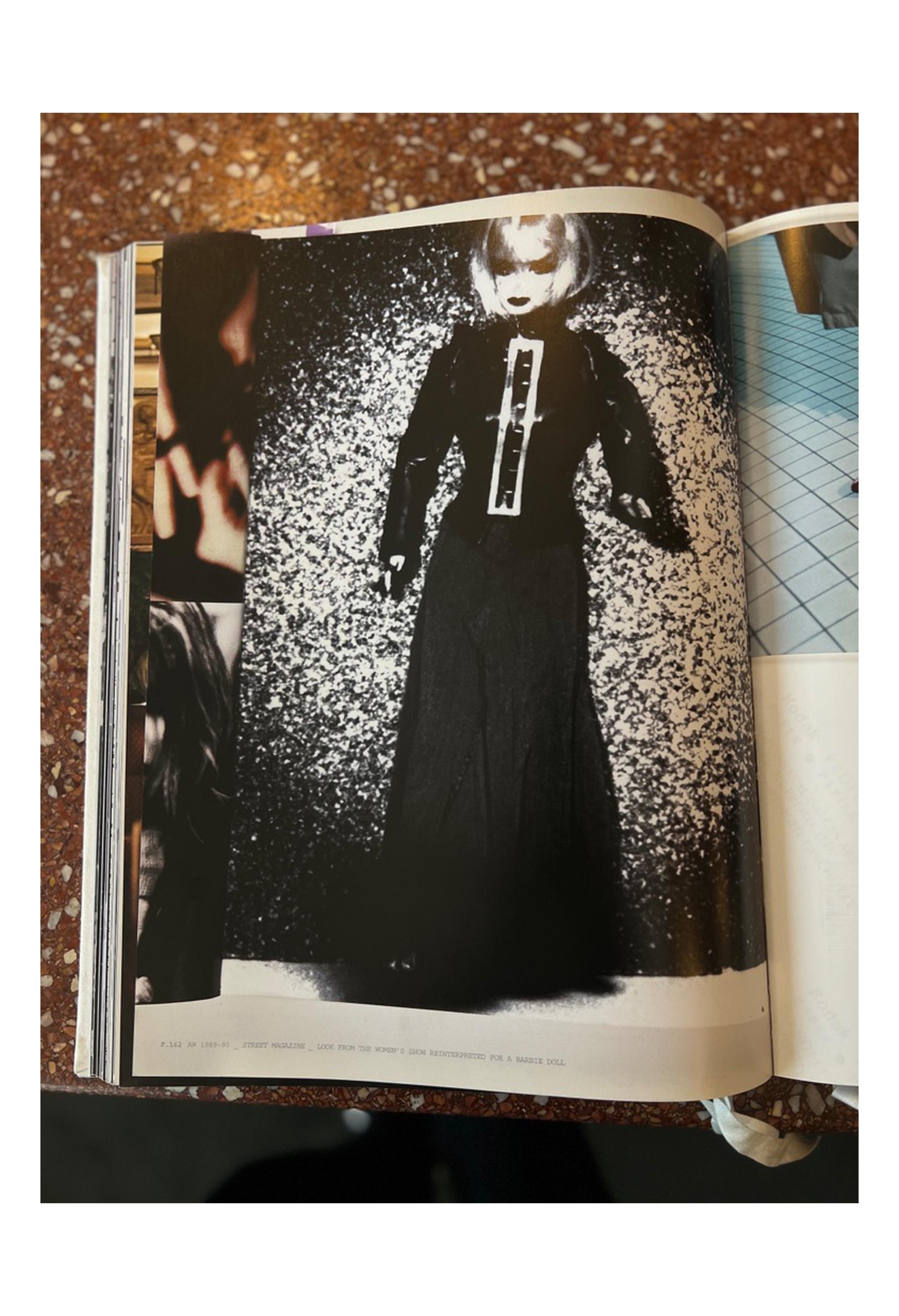 Resurrection Vintage a le plaisir de vous proposer une rare veste vintage en cuir noir de Maison Martin Martine avec une grande boucle sur le devant, datant des années 1990. La veste est dotée de liens au dos, des épaules victoriennes emblématiques