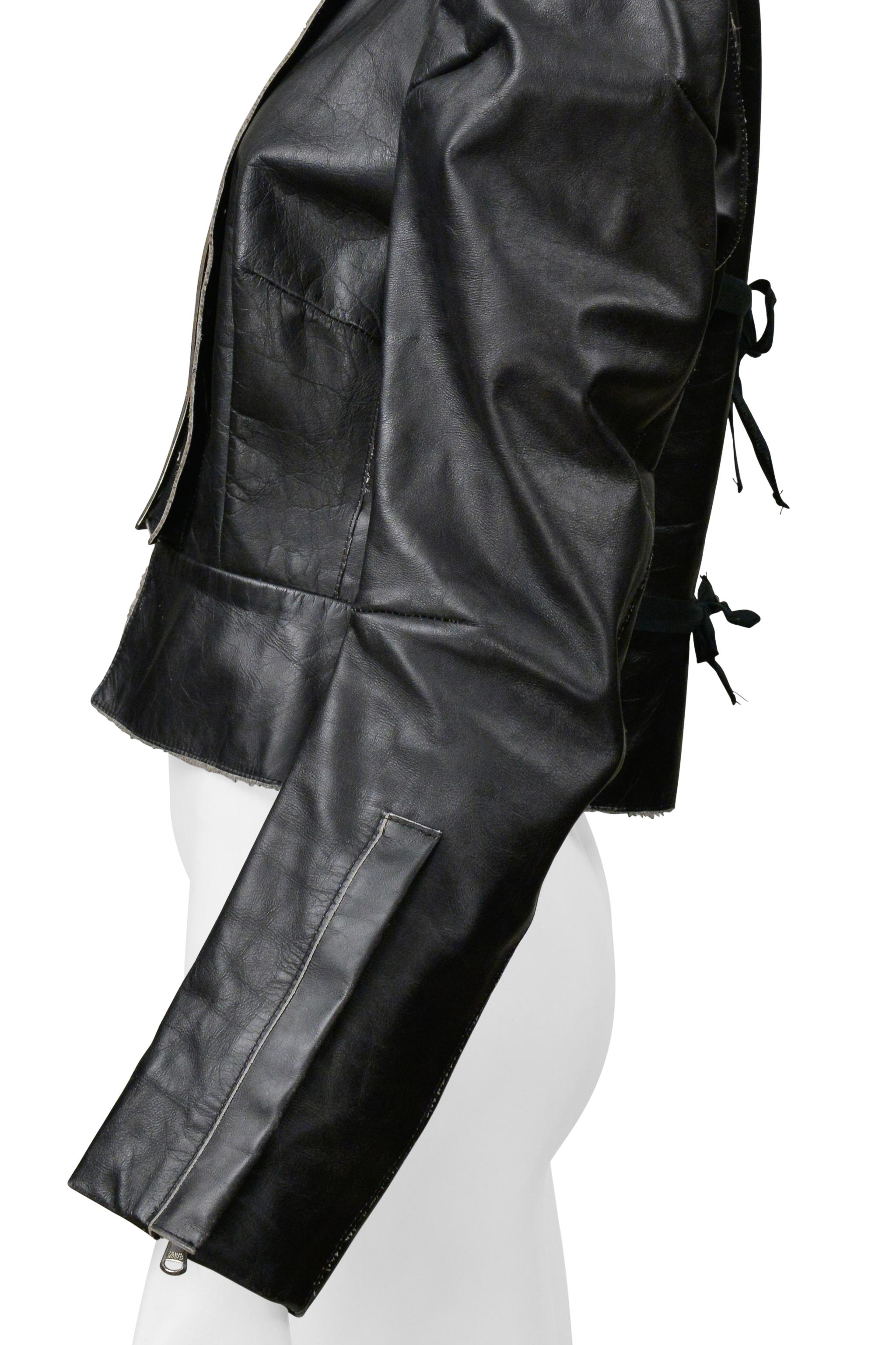 Maison Martin Margiela - Veste en cuir noir vieilli avec large boucle et cravate - années 1990 1