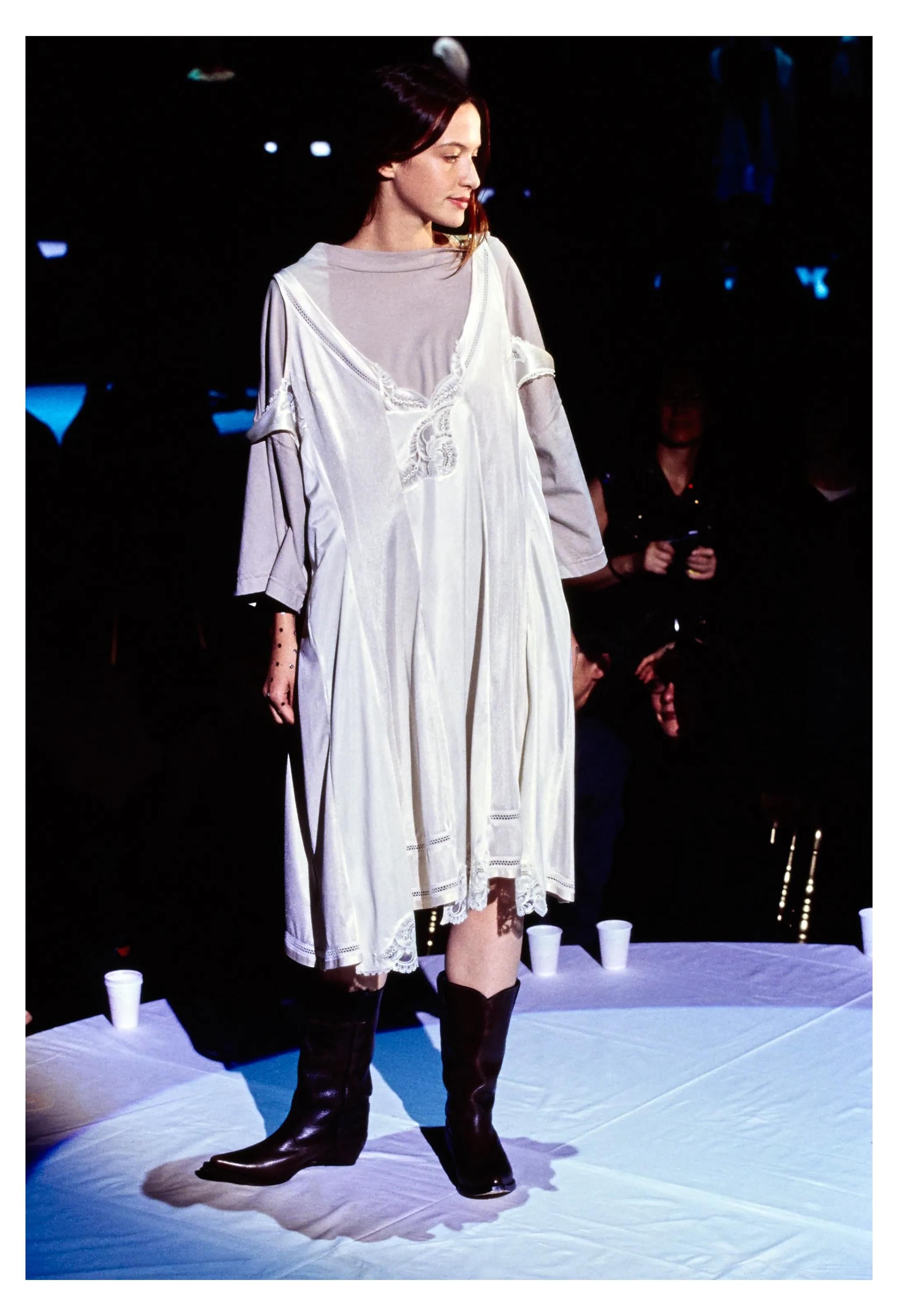 Resurrection Vintage a le plaisir de vous proposer une paire de bottes de cowboy sans talon en cuir noir de la collection printemps 2000 de Maison Martin Martineal, avec un talon compensé caché à l'intérieur, un bout pointu, des languettes de