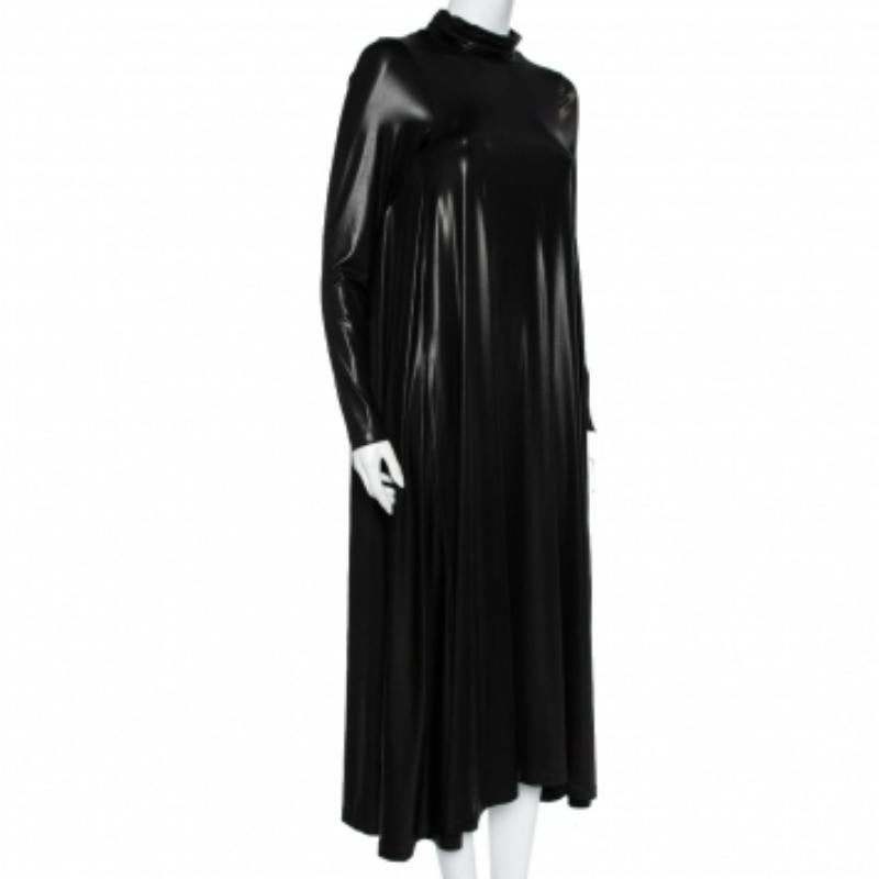 This bold dress is beautified with a flared silhouette and a gorgeous black hue. This Maison Martin Margiela maxi dress, when accessorized well, will look great for evening outings. The pleasing outfit is complete with long sleeves and a turtleneck.
