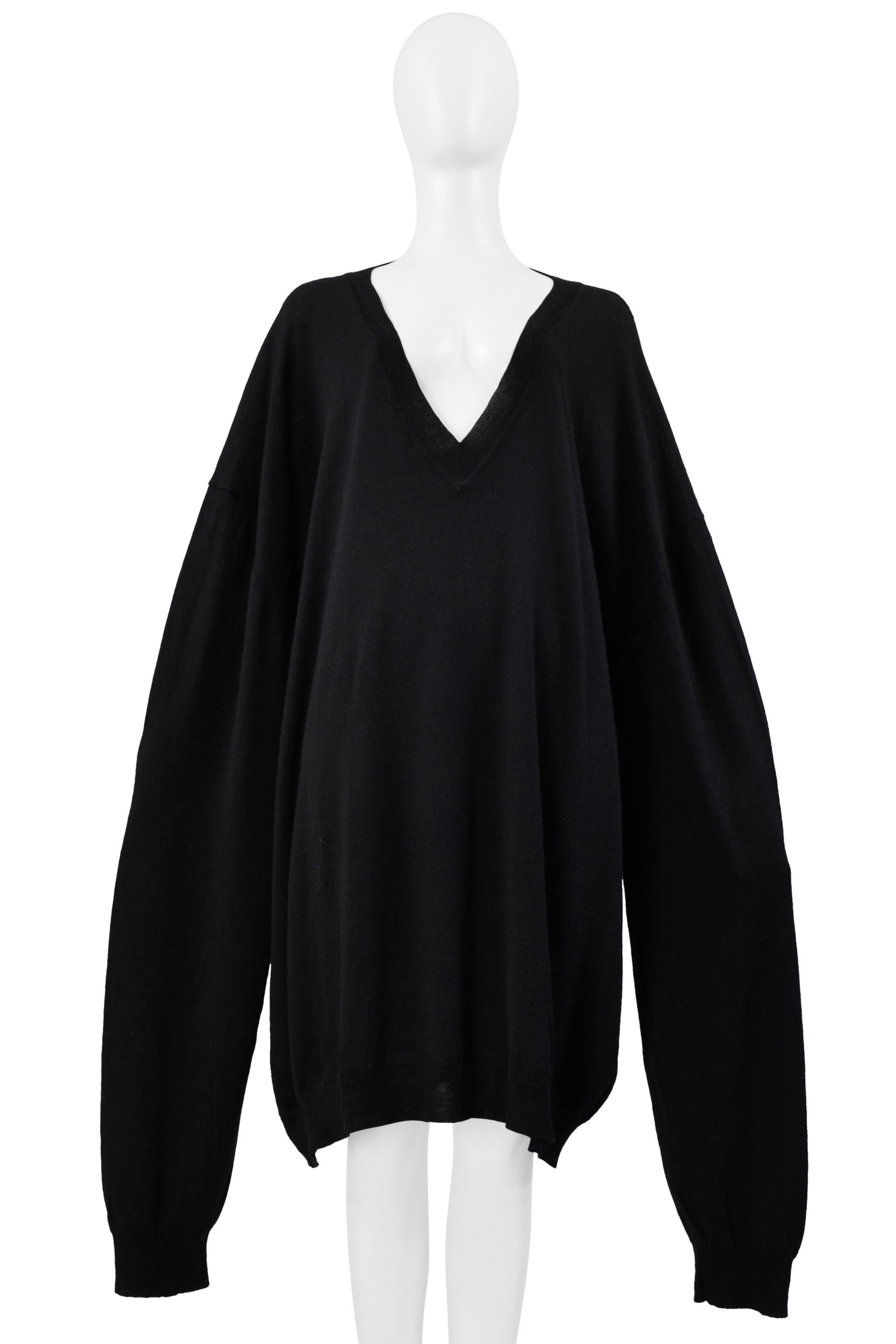 Maison Martin Margiela Schwarzer Pullover mit übergroßem V-Ausschnitt Ss 2000 im Angebot 7