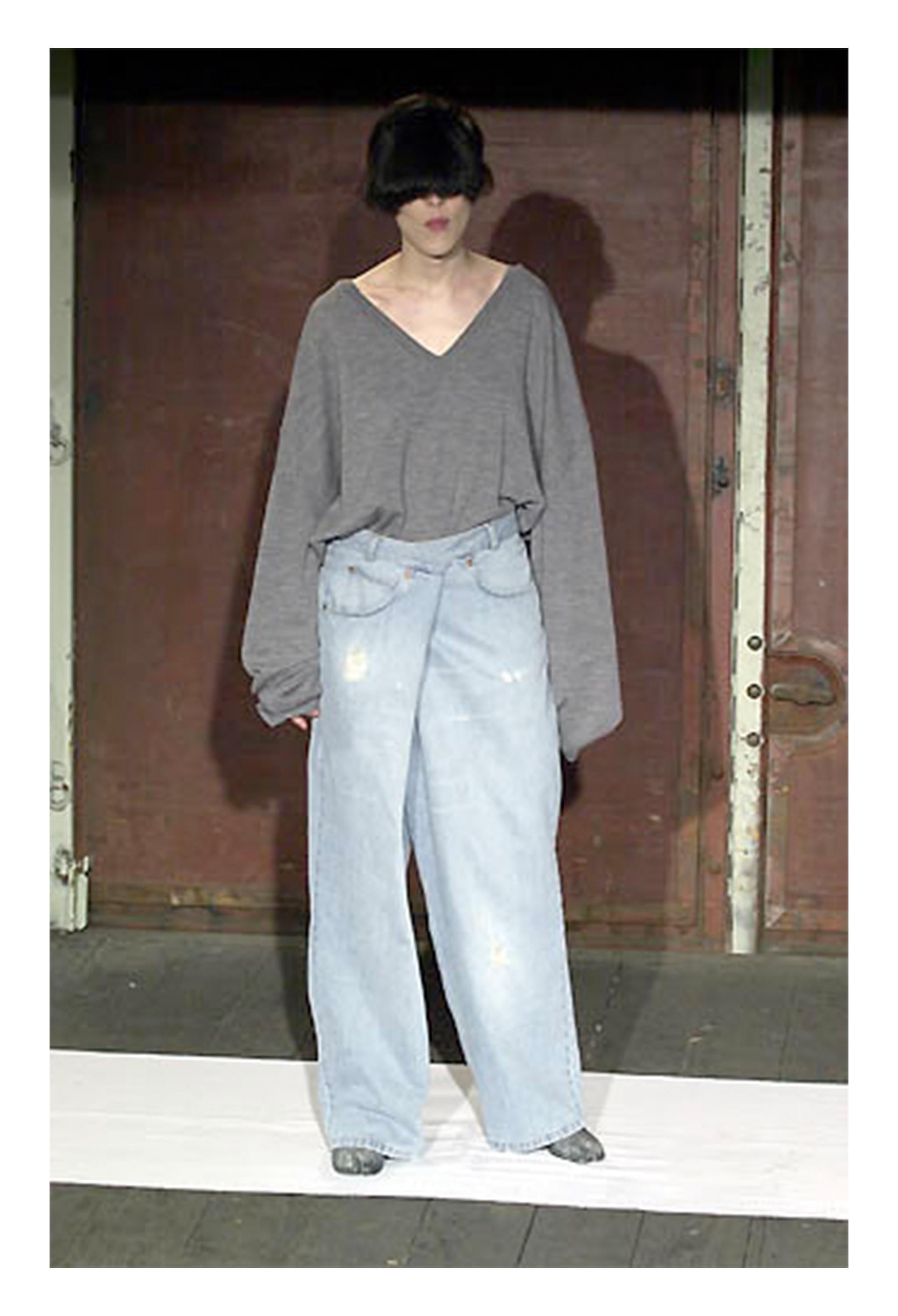 Resurrection Vintage freut sich, einen schwarzen Oversize-Pullover von Maison Martin Margiela aus der Frühjahrskollektion 2000 anbieten zu können, bei der übergroße Proportionen im Vordergrund standen. Der Pullover hat extralange Ärmel, entspannte
