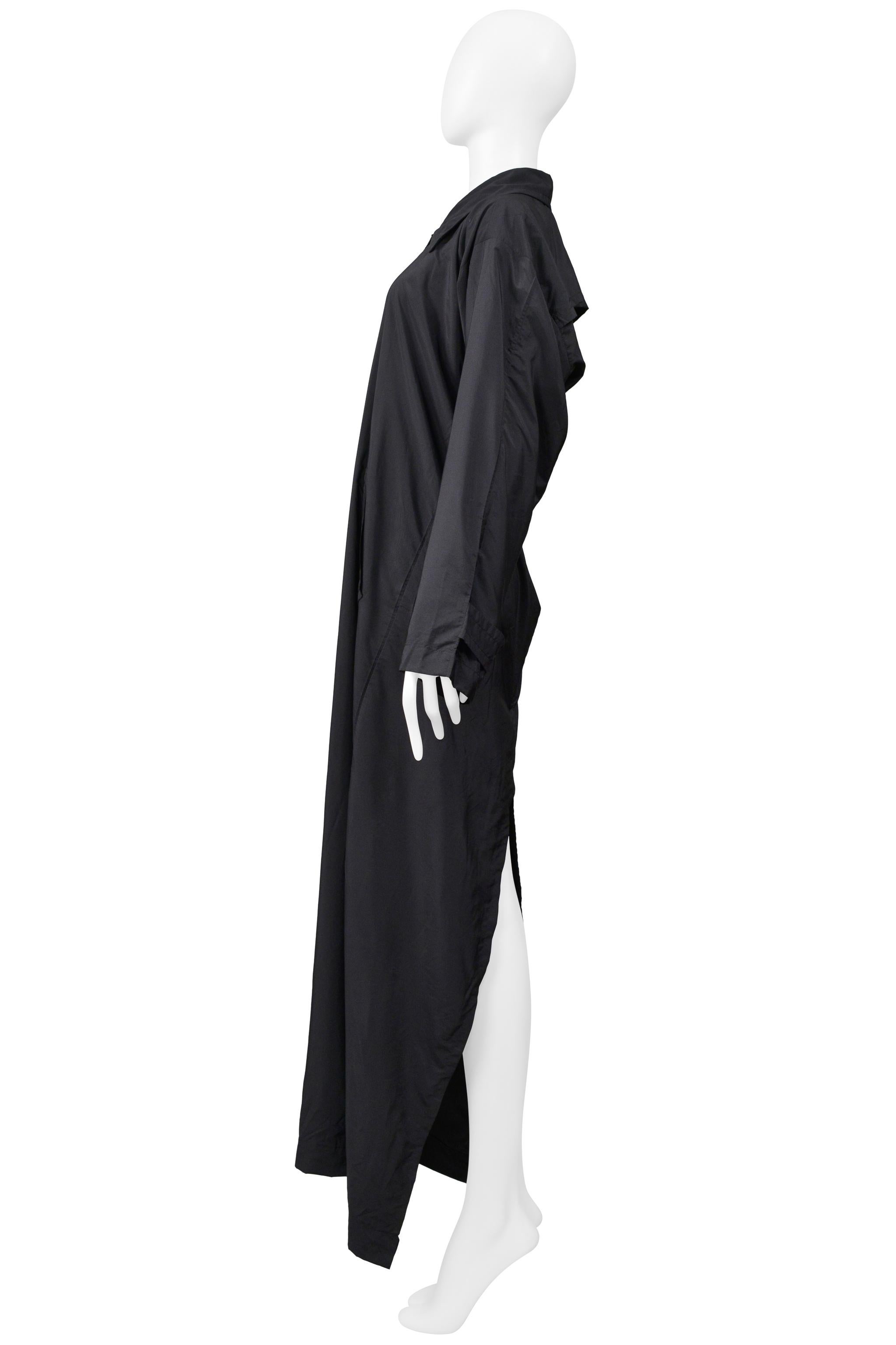 Maison Martin Margiela Imperméable noir brillant Avec  Fente dans le dos 2000 Excellent état - En vente à Los Angeles, CA