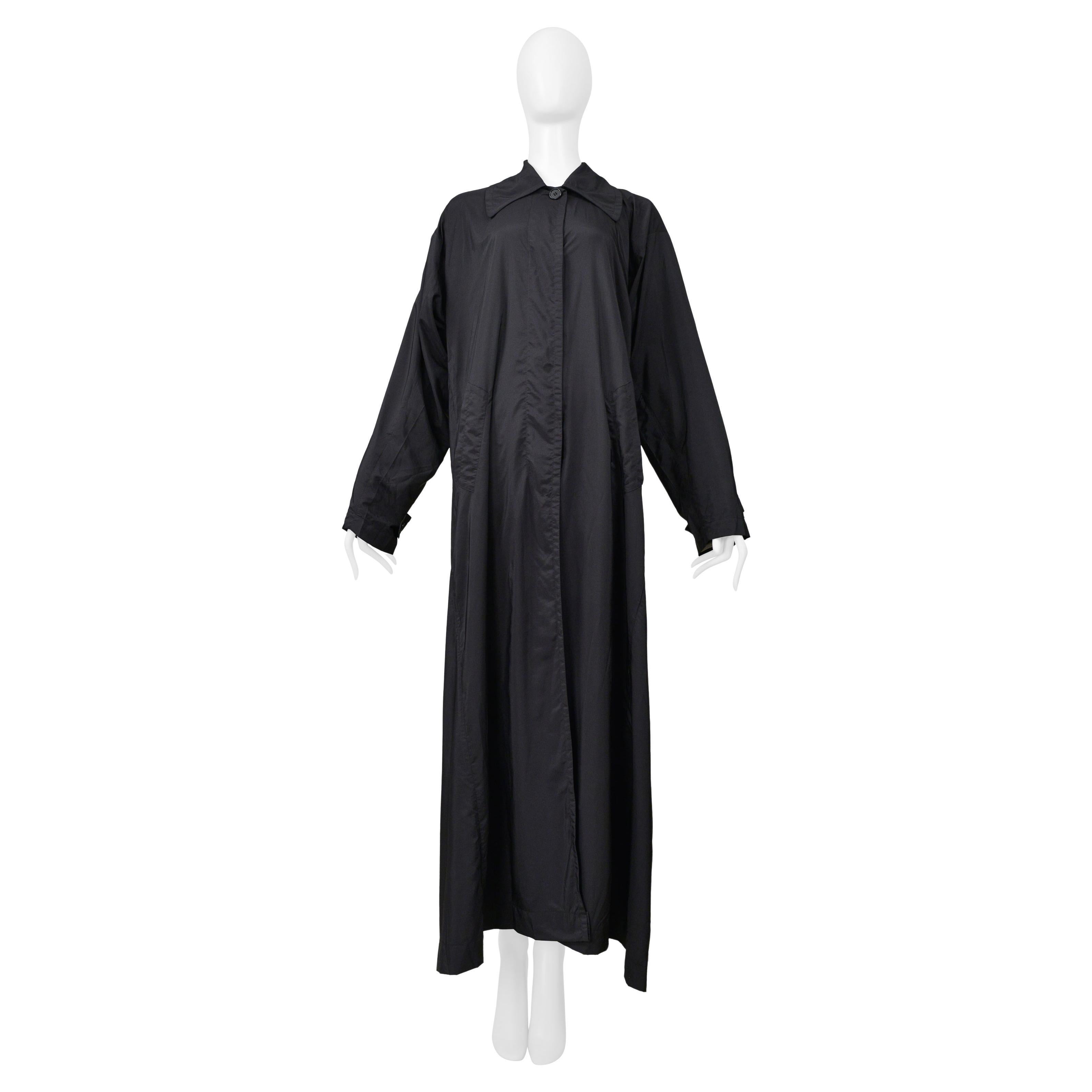 Maison Martin Margiela Imperméable noir brillant Avec  Fente dans le dos 2000 Pour femmes en vente