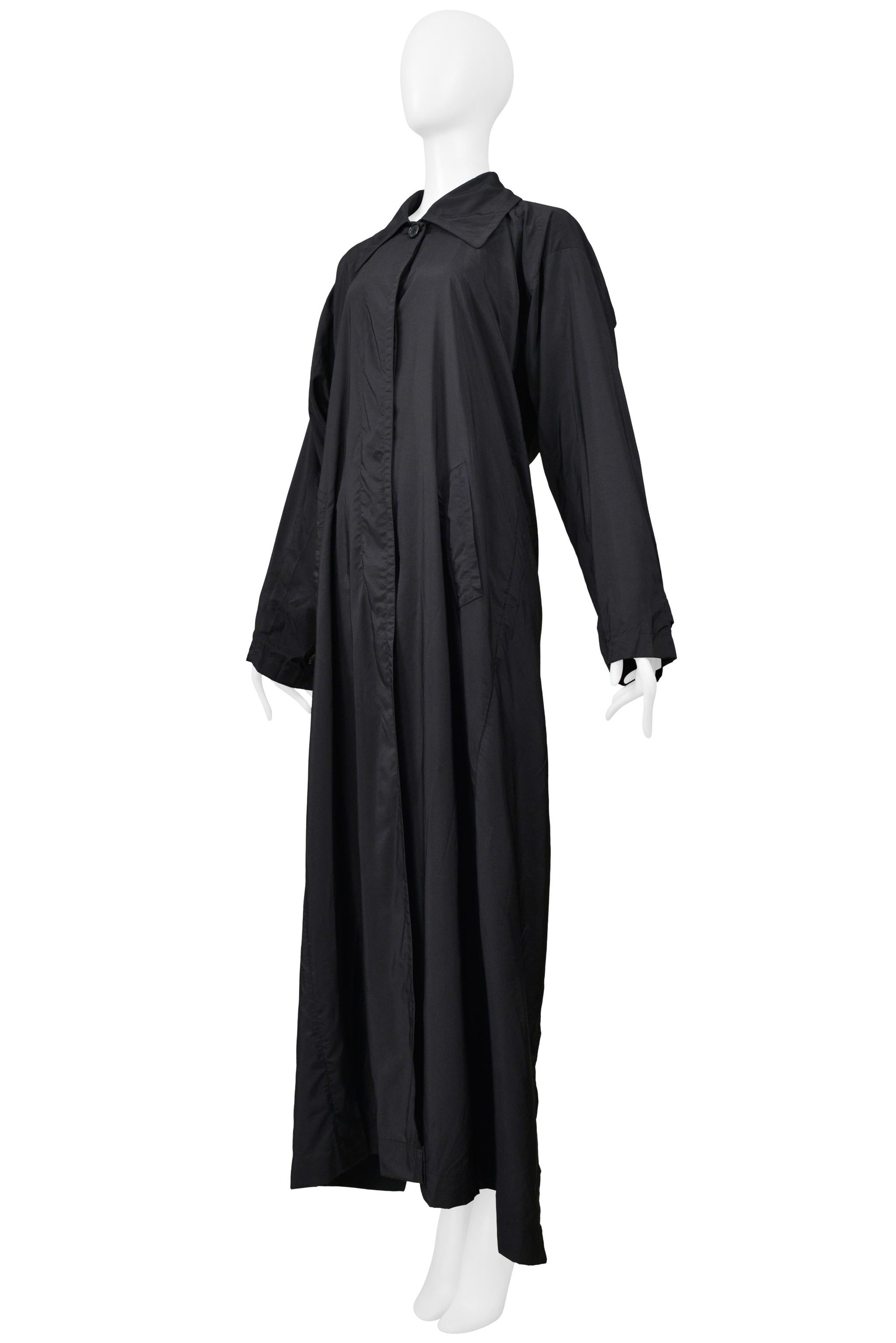 Maison Martin Margiela Imperméable noir brillant Avec  Fente dans le dos 2000 en vente 1