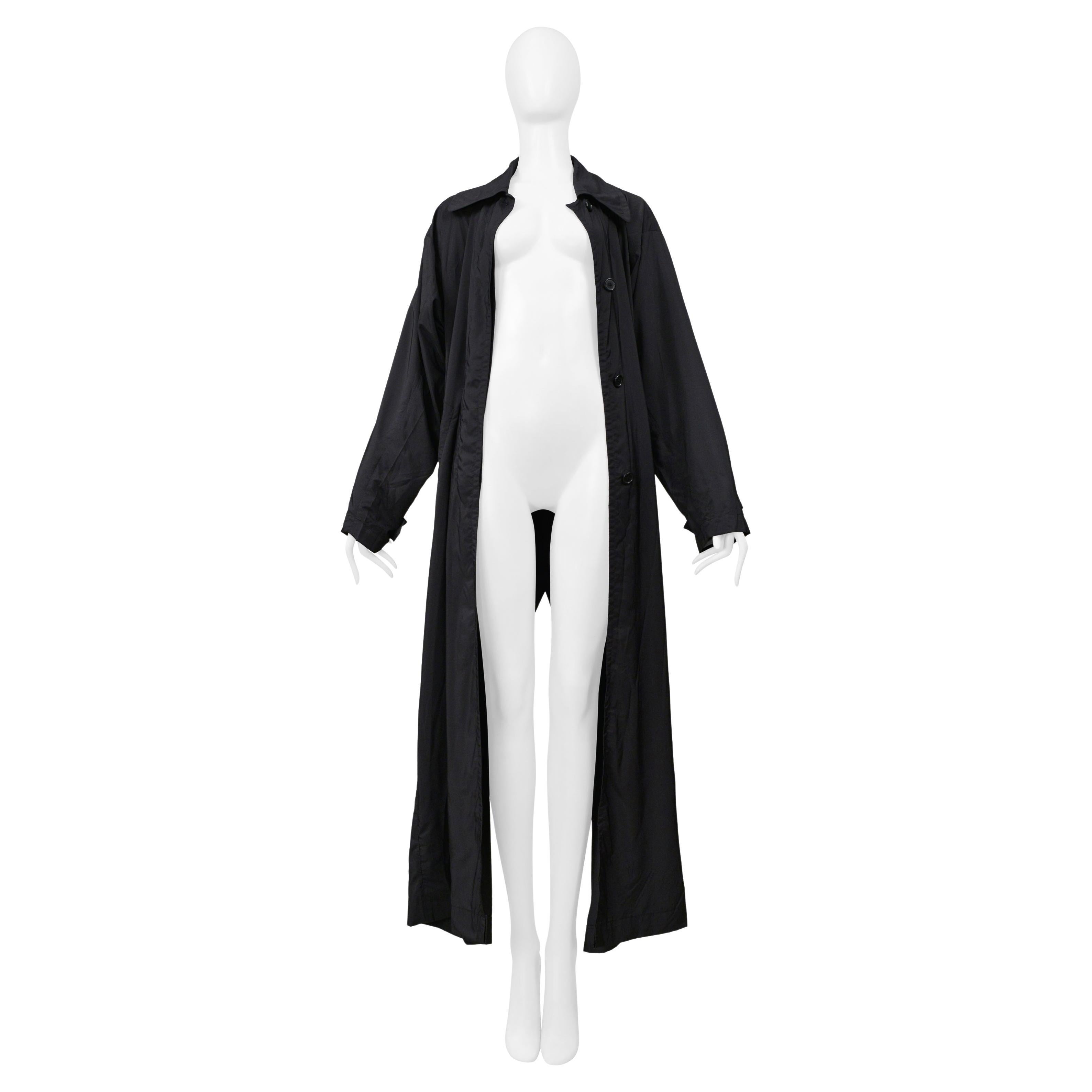 Maison Martin Margiela Imperméable noir brillant Avec  Fente dans le dos 2000 en vente