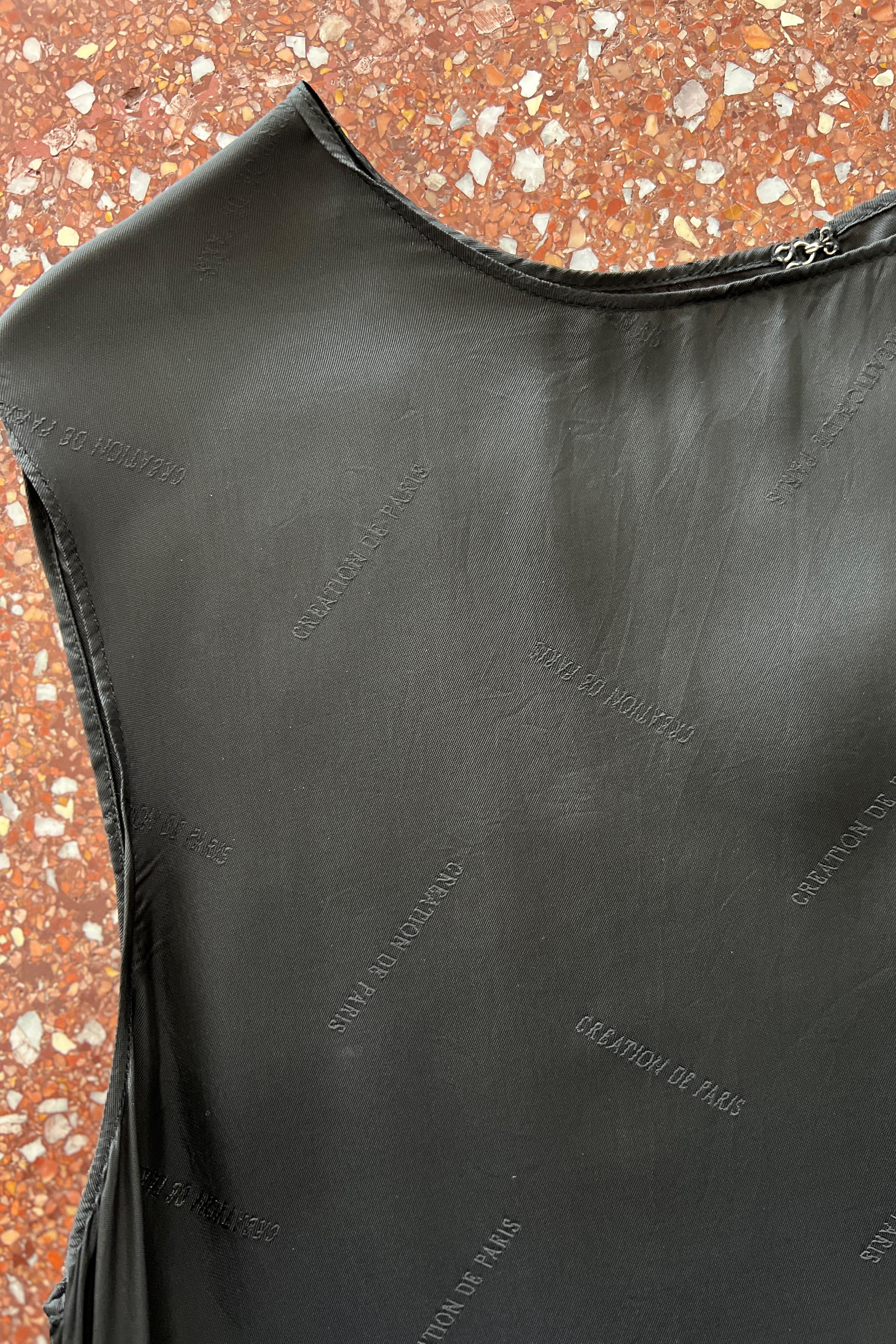 Resurrection Vintage a le plaisir de vous proposer une robe vintage minimaliste sans manches de Maison Martin Martina en doublure bemberg des années 2000, avec broderie indiquant 