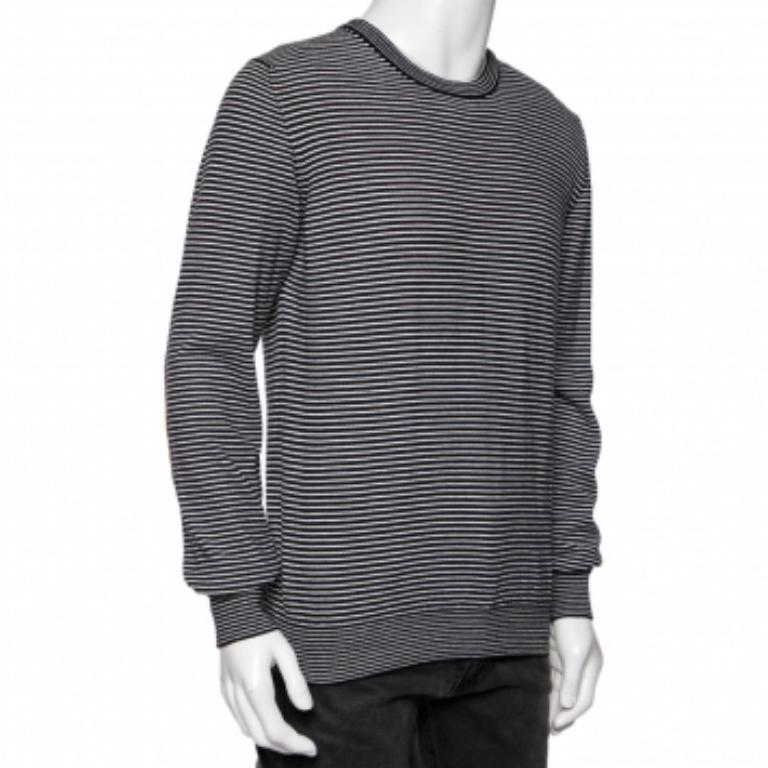 La tua ricerca di un maglione semplice, chic e sofisticato termina con questo elegante maglione di Maison Martin Margiela. Questo maglione nero ha uno scollo rotondo e maniche lunghe. Questa splendida creazione può essere abbinata a molti jeans e