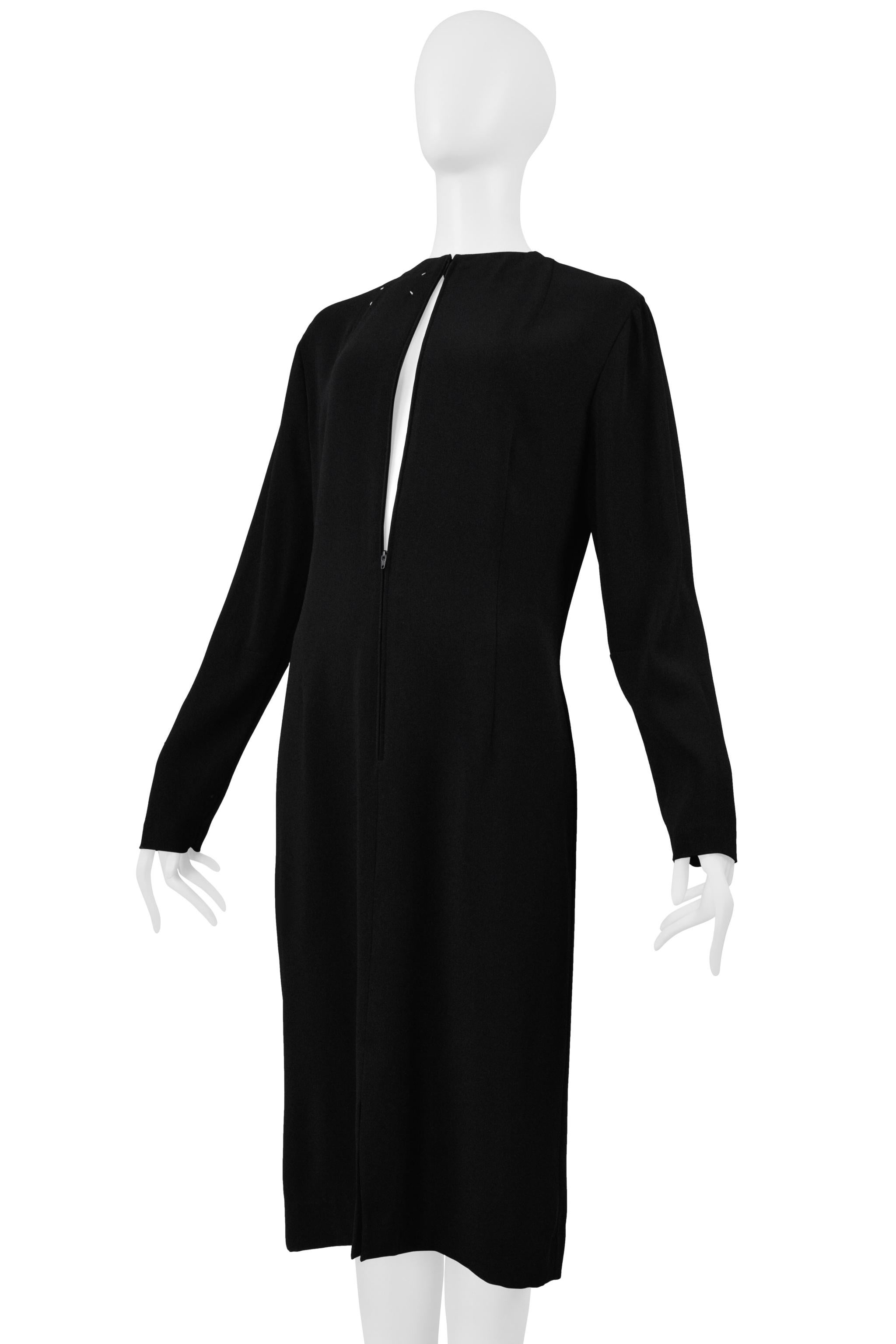 Resurrection Vintage è lieta di offrire un abito vintage Maison Martin Margiela nero a due vie a specchio con cerniere, risalente al 2001 circa, caratterizzato da chiusure a doppio lato con ganci sulla scollatura anteriore e posteriore, maniche