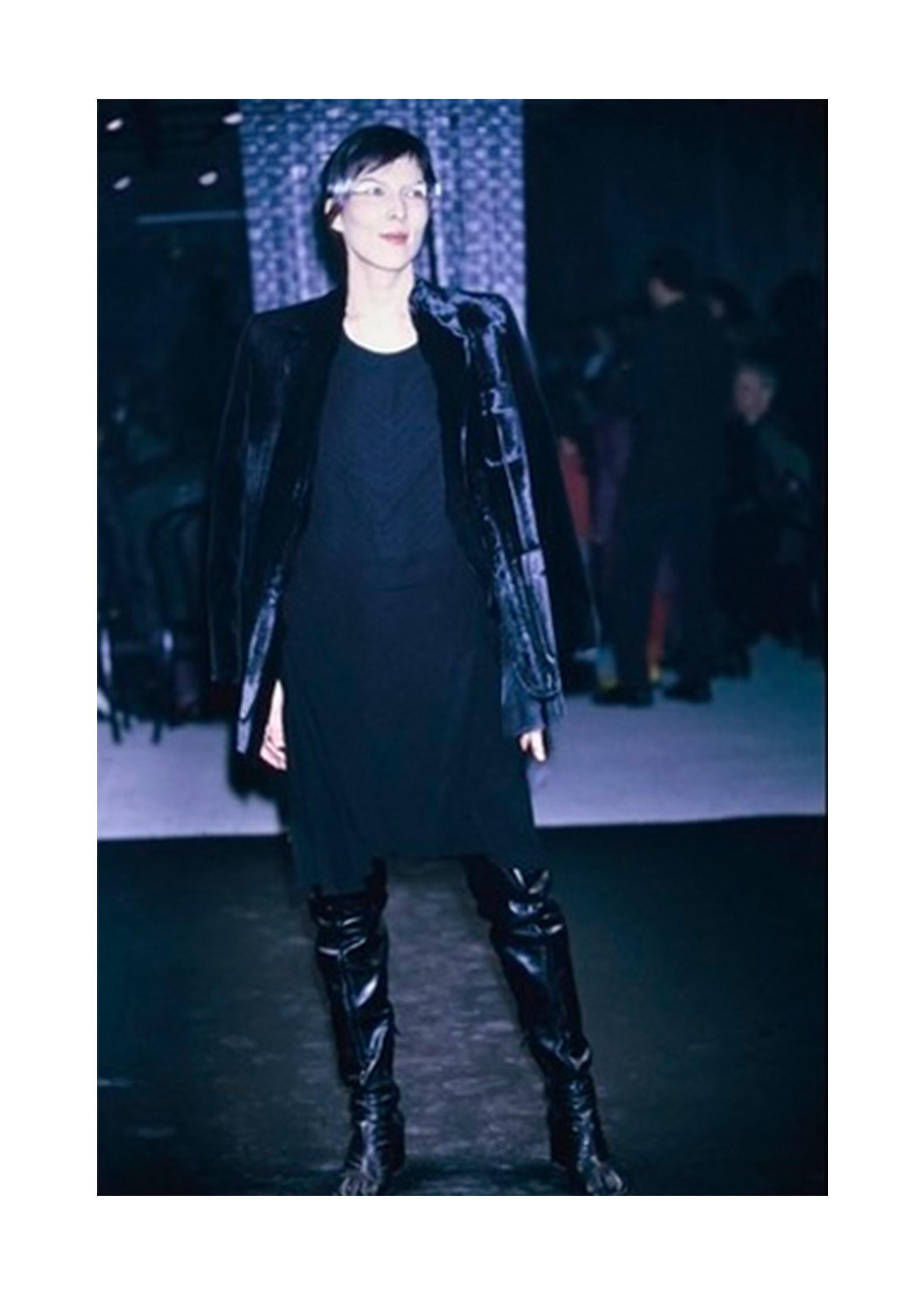 Resurrection Vintage freut sich, eine seltene Vintage-Jacke aus schwarzem Samt von Maison Martin Margiela aus der SS 2000-Kollektion anbieten zu können. Sie zeichnet sich durch die charakteristischen versteckten Taschen und Details, den schimmernden