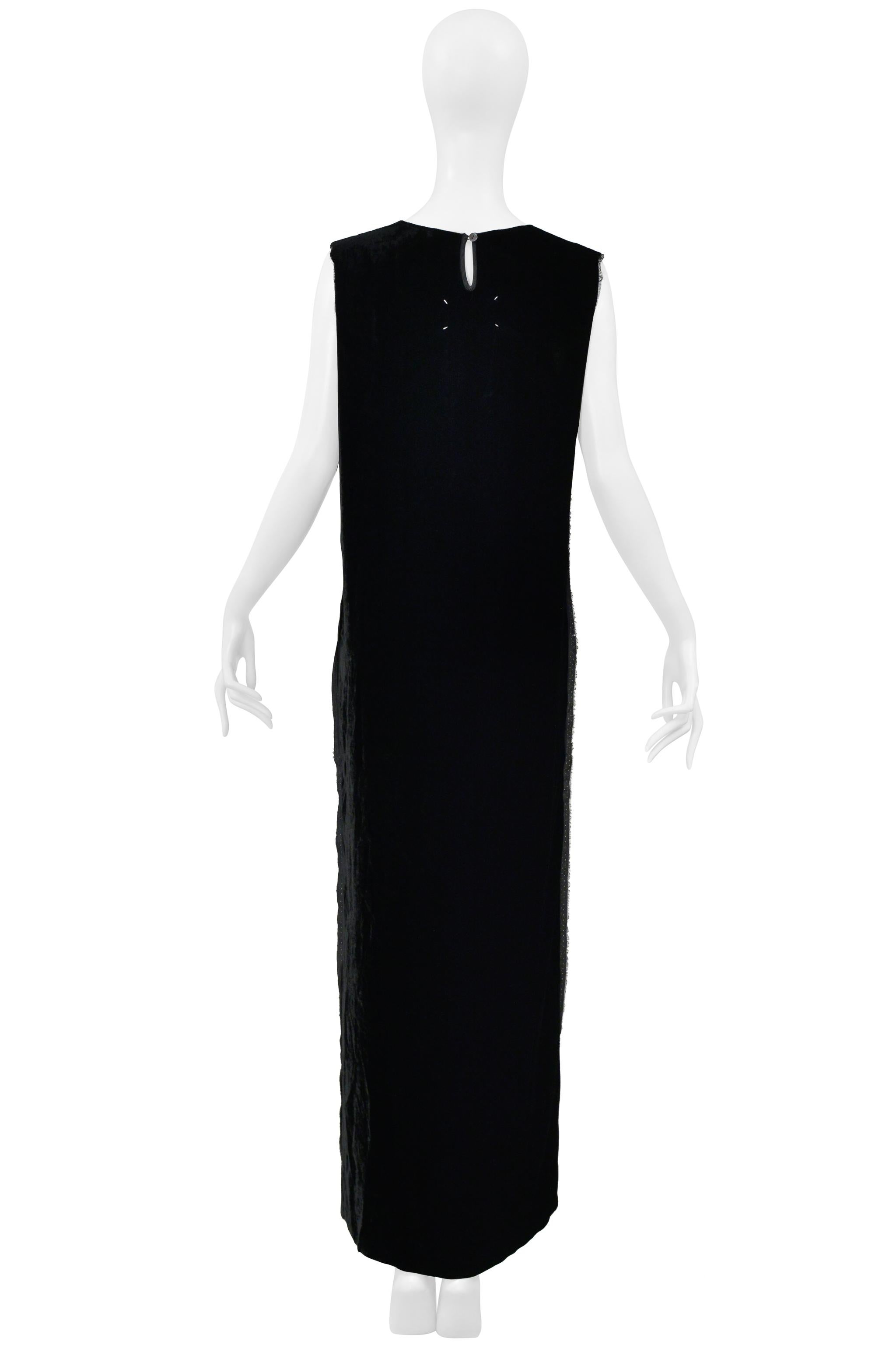 Resurrection Vintage a le plaisir de vous proposer une robe vintage en velours noir de Maison Martin Martin avec des bords de lisière apparents, une petite fente sur le côté, une ouverture en trou de serrure dans le dos et des emmanchures