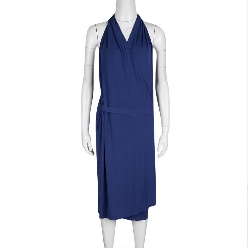 Be the attention grabber at your next party wearing this wrap dress from Maison Martin Margiela. Flaunting a jazzy blue hue, the outfit is designed with coquettish details like the halter neck straps and backless style. A slender belt defines the