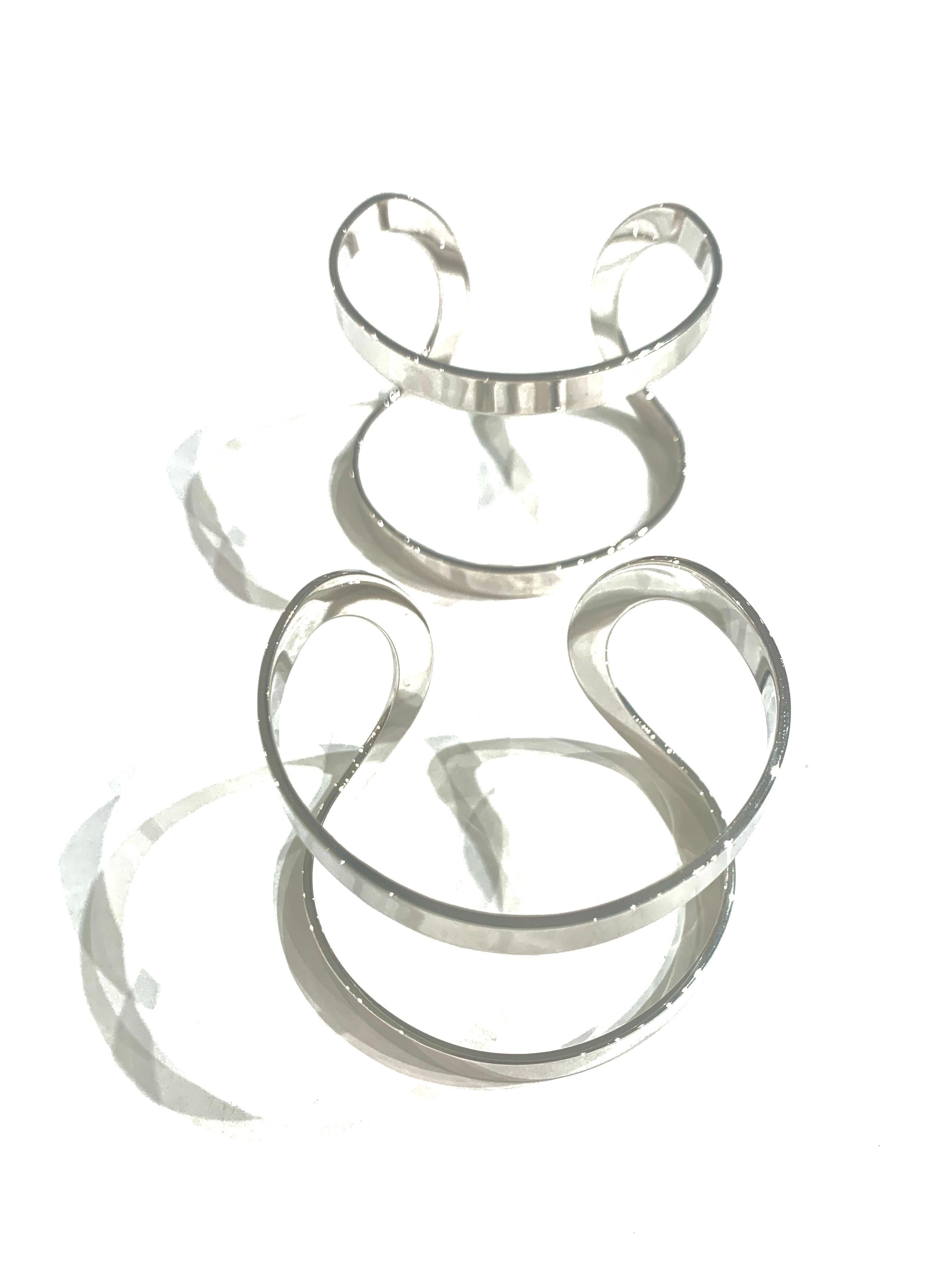 Maison Martin Margiela – Bracciale rigido da braccio inizio anni 2000
Coppia di bracciali da portare sulla parte alta del braccio. Si infilano incastrandoli. I bracciali sono di colore argento lucido e riportano inciso all’interno il brand con