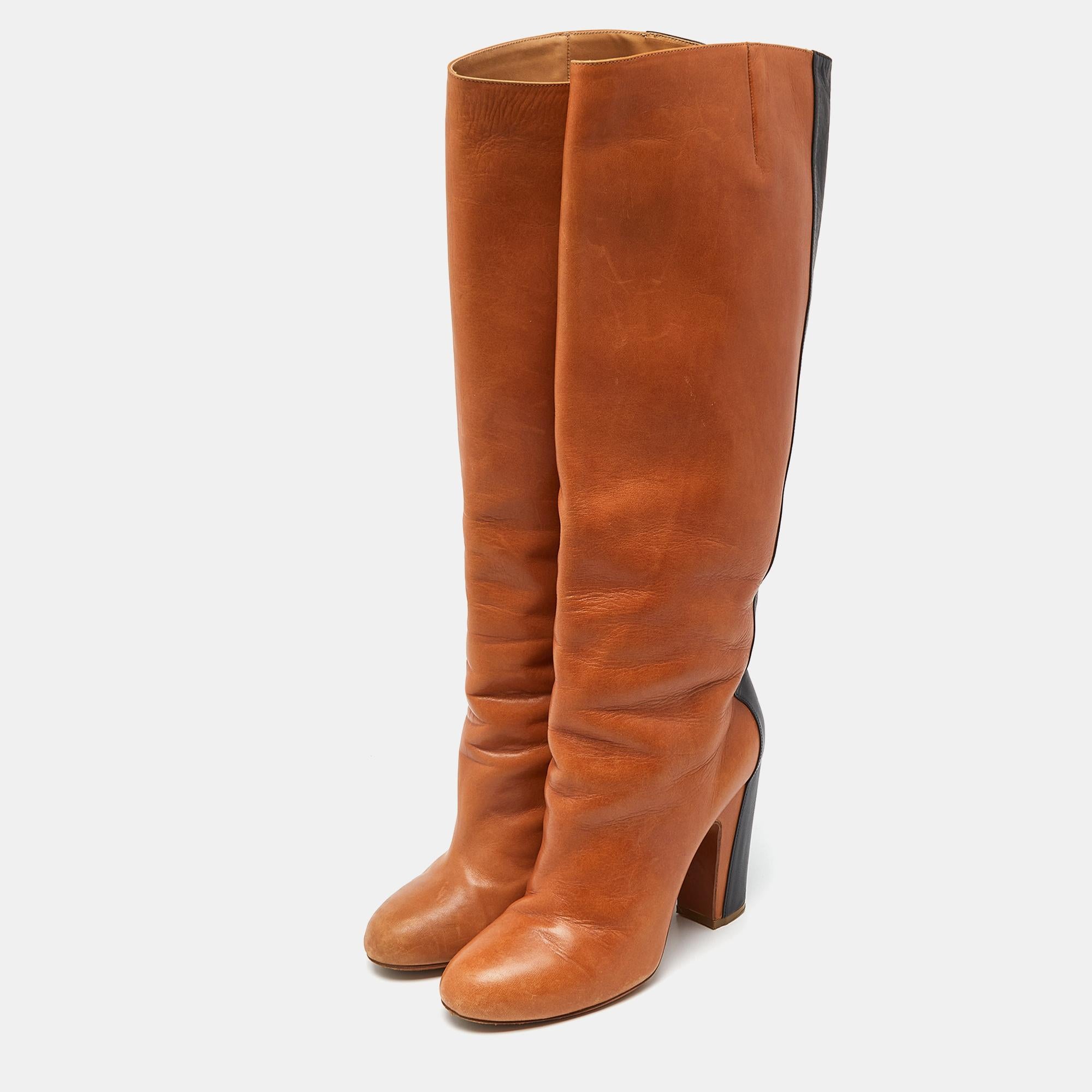 Flaunt never-ending luxury and elegance in these fabulous boots from Maison Martin Margiela. They are created using brown leather into a knee-length silhouette. They showcase 11cm heels and your ensemble will look chic with these boots.