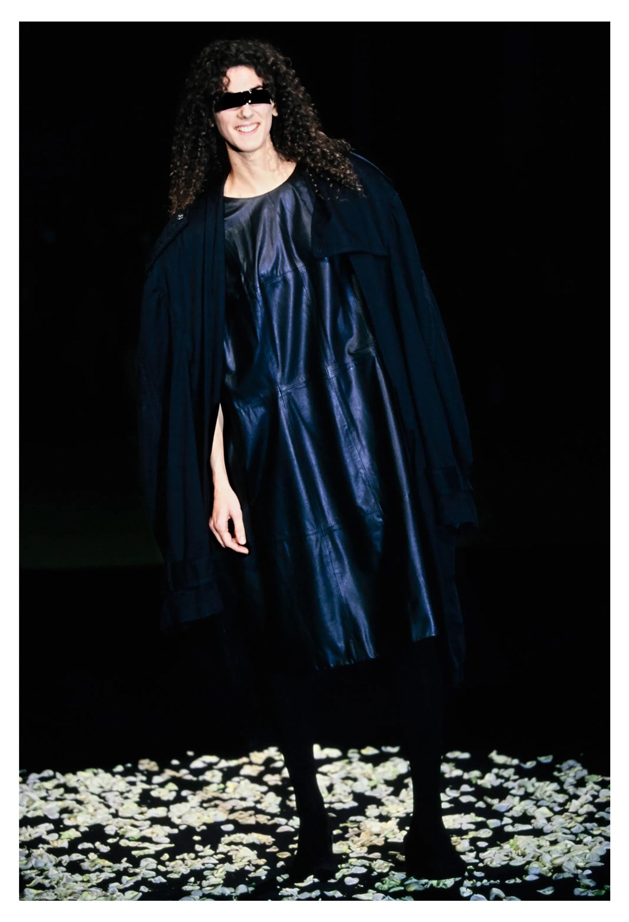 Resurrection Vintage a le plaisir de vous proposer une robe vintage en cuir marron cognac de Maison Martin Margiela de la collection oversized 2001, avec une encolure ronde, sans manches, une coupe oversize, des empiècements et coutures en cuir, une