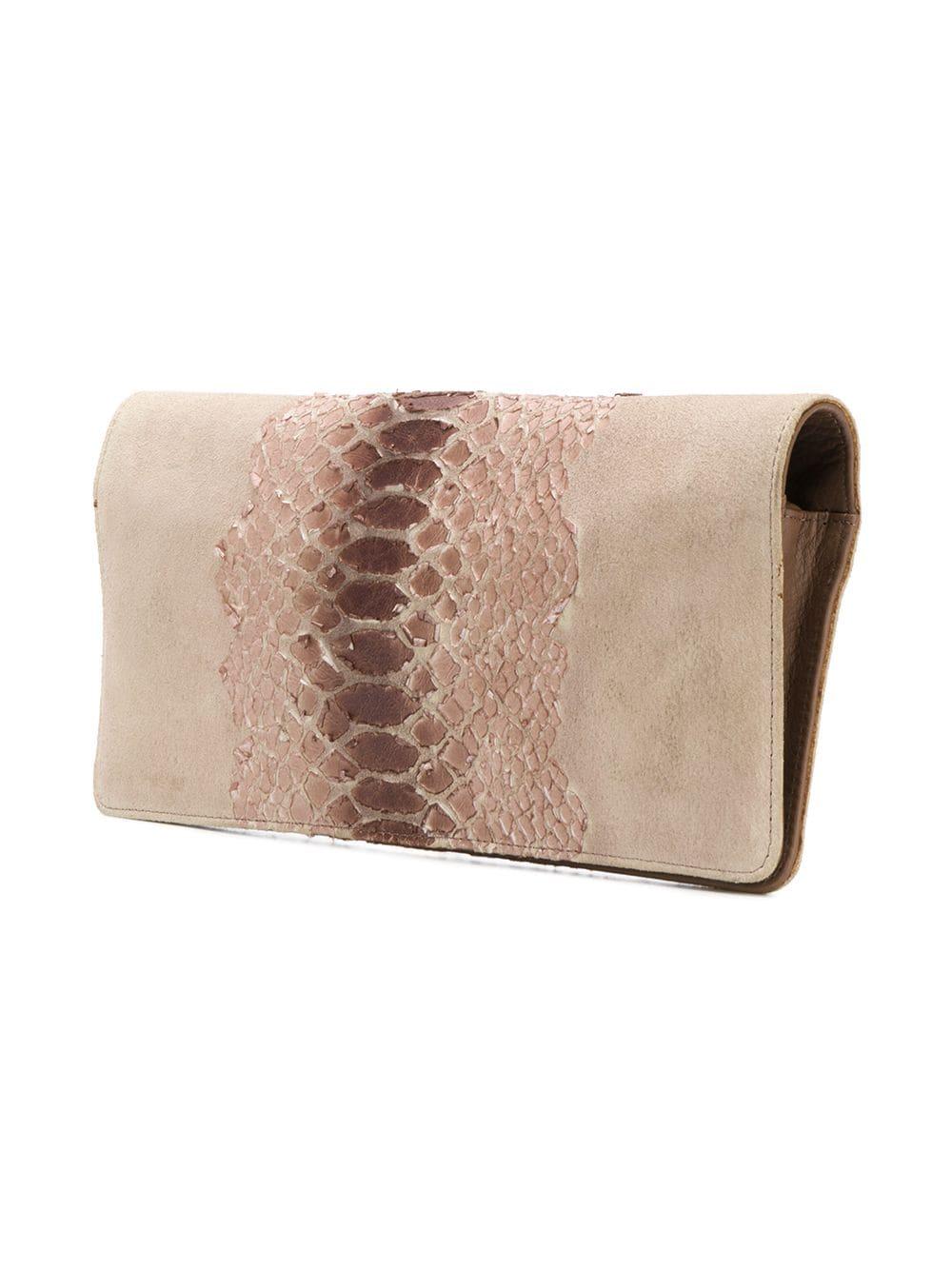 Martin Margiela camel brown suede snake effect clutch bag featuring a foldover top with snap closure, a detachable and adjustable shoulder strap and a snakeskin effect design to the front.  
Width:11.4in. (29cm)
Height: 75.5in. (14cm)
We guarantee