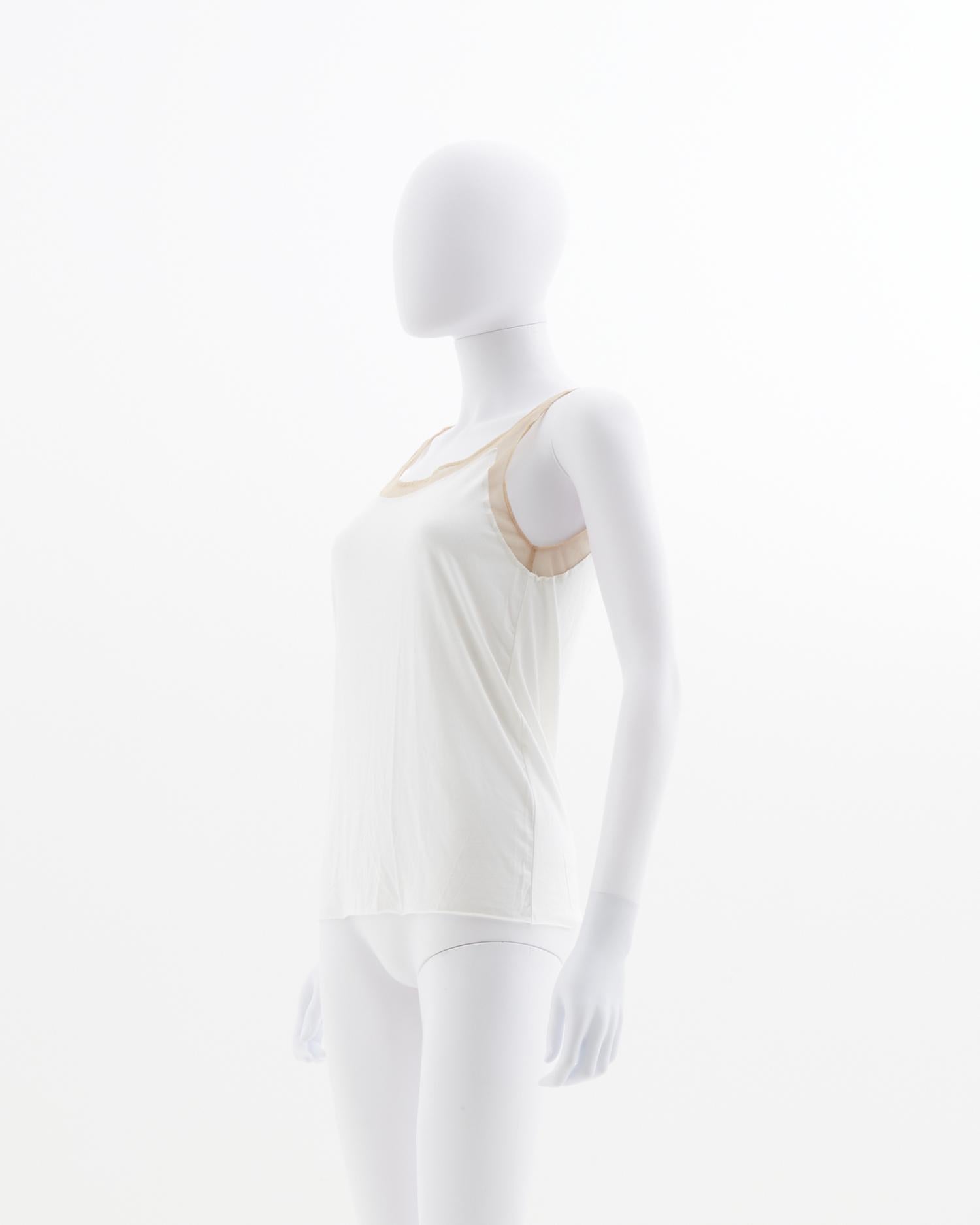 - Diseñado por Martin Margiela
- Vendido por Skof.Archive
- Camiseta de tirantes blanca de algodón crudo 
- Principios de la década de 2000 
- Detalle de organza nude 
- Sin etiqueta de talla y composición
- Fabricado en Italia
- Excelente estado
-