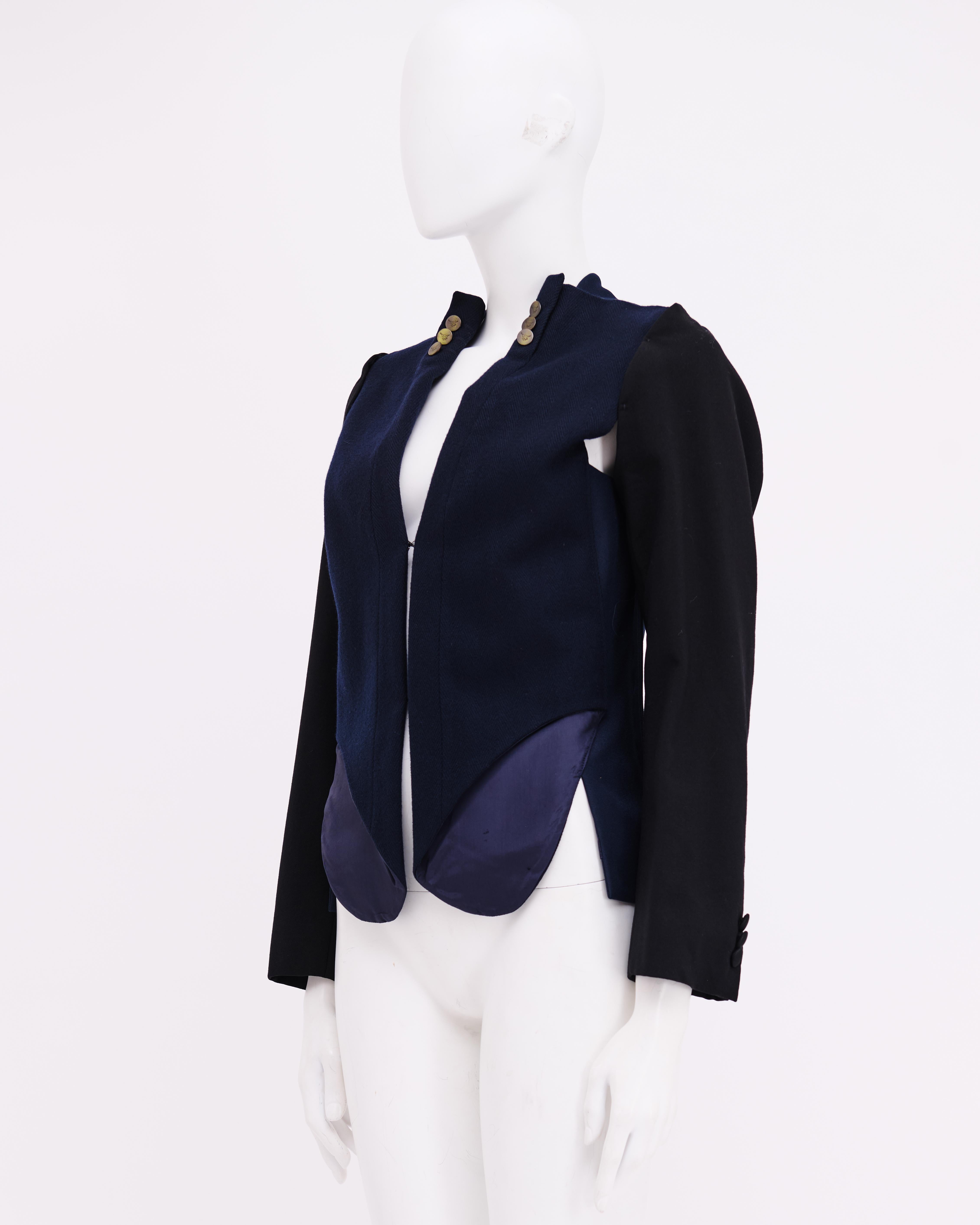 - Diseñado por Martin Margiela
- Otoño Invierno 2003-2004
- Colección Artesanal
- Chaqueta azul y negra reconstruida
- Detalles de botones en el cuello
- Cierre de gancho
- Aberturas en la axila
- Fabricado en Francia
- Excelente estado
-
