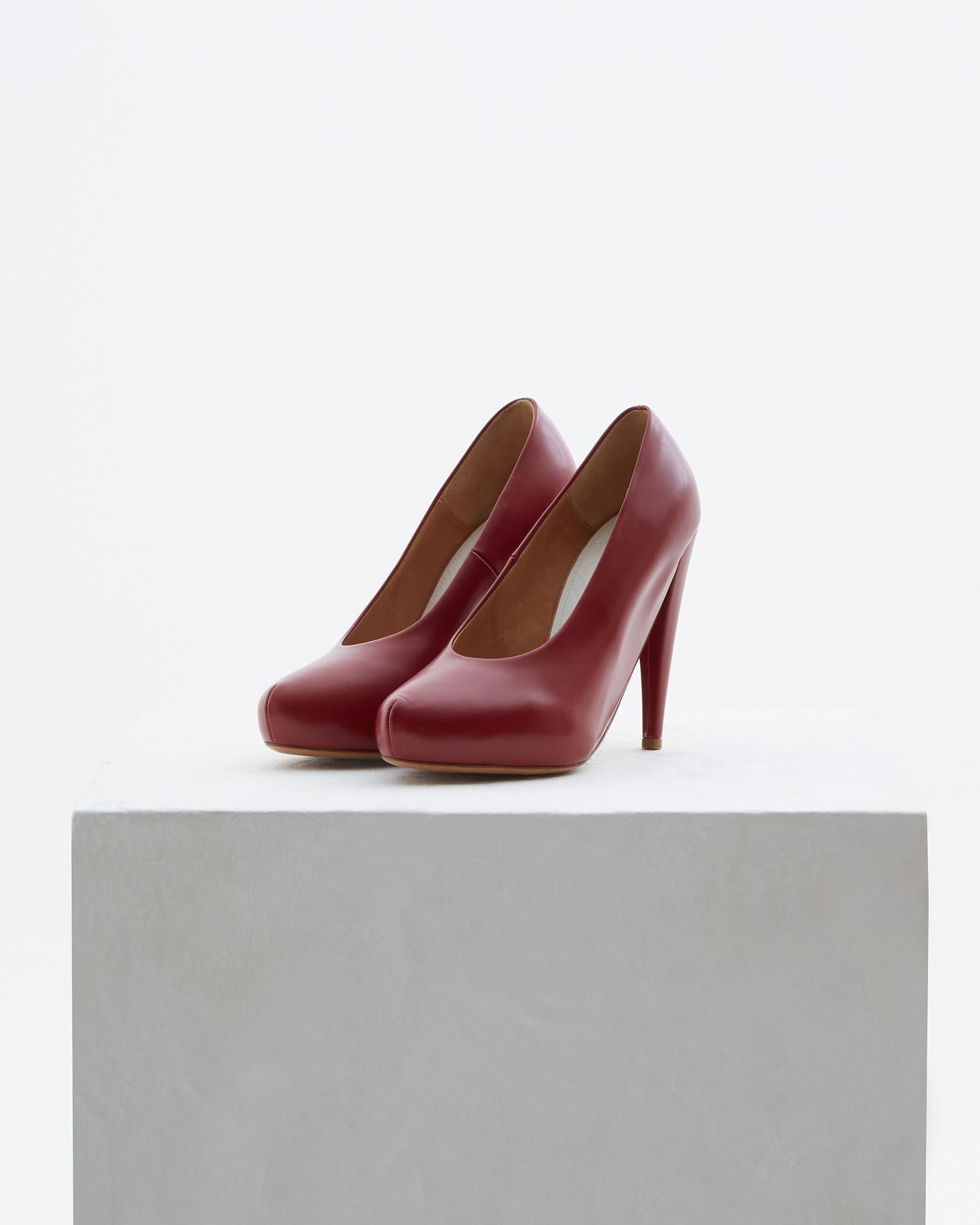 - Red leather pumps
- Sold by Skof.Archive 
- Solid unified form with a curved bottom  line
- Fall Winter 2010
- Without box

Size
38 1/2

Measurements
Outsole length 19 cm / 7”
Outsole width 7,5 cm / 3”
Heel size 12 cm / 4”

Composition
100% Leather