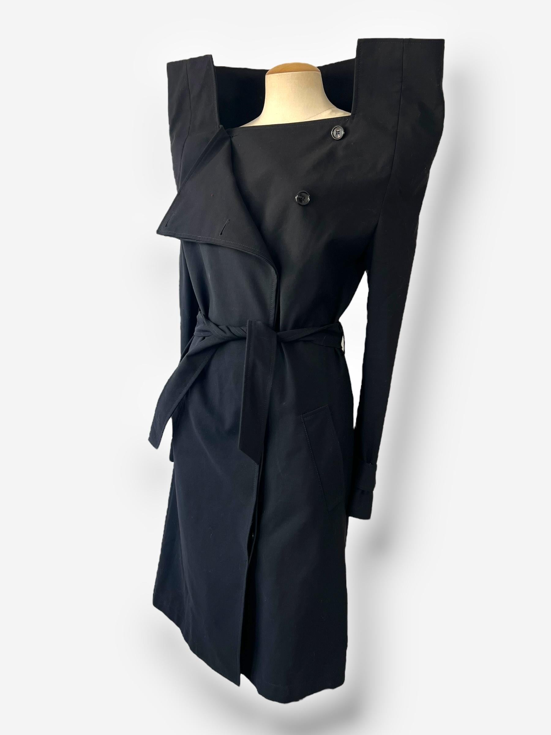 Ce trench avant-gardiste en laine noire est issu de la collection automne/hiver 2008 de Maison Martin Margiela. Surnommé le trench-coat 