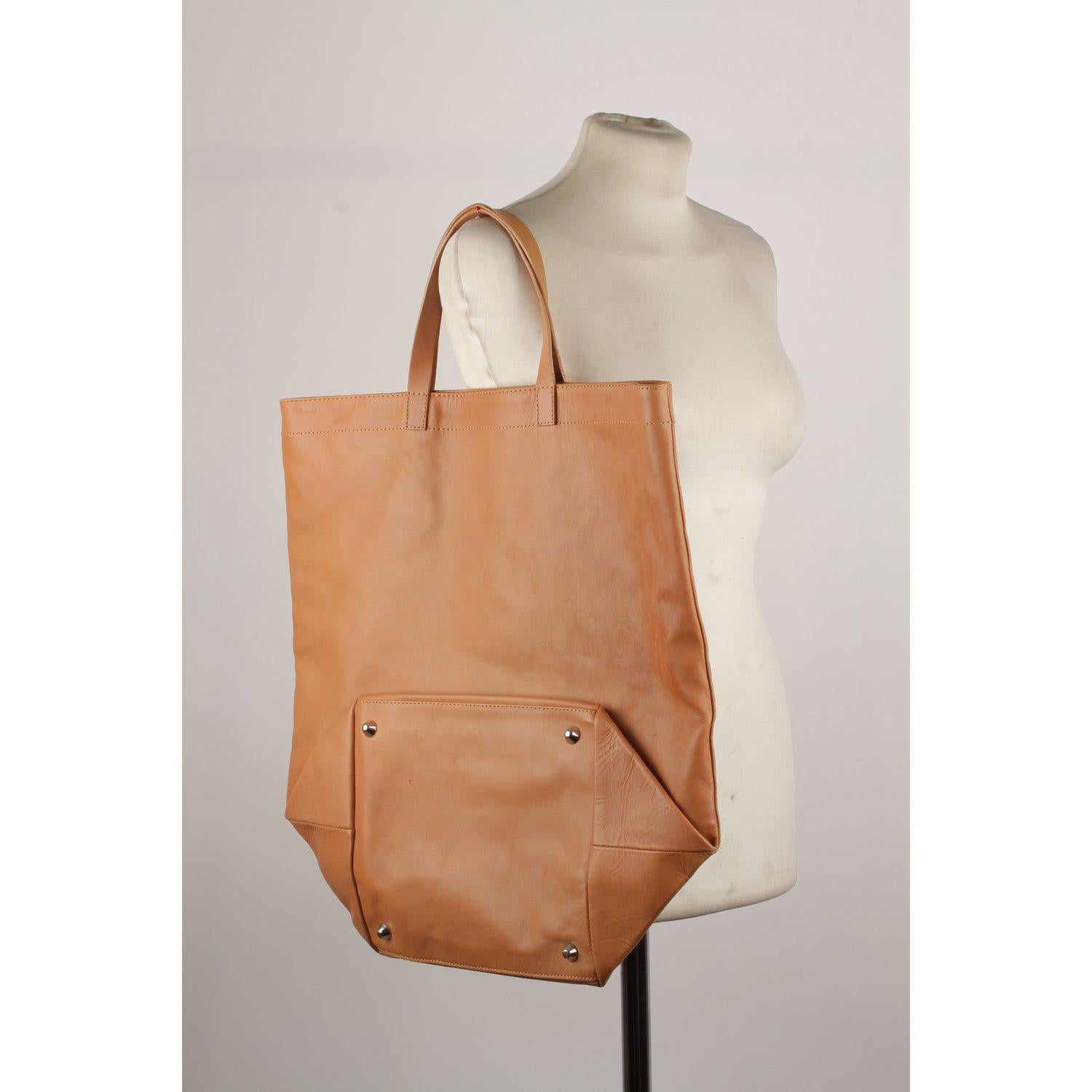 MATERIAL: Leather COLOR: Tan MODEL: Shopping Bag GENDER: Women SIZE: Large Condition CONDITION DETAILS: B :GOOD CONDITION - Some light wear of use - Some scratches on leather due to normal use, some darkness due to normal use on the internal lining,