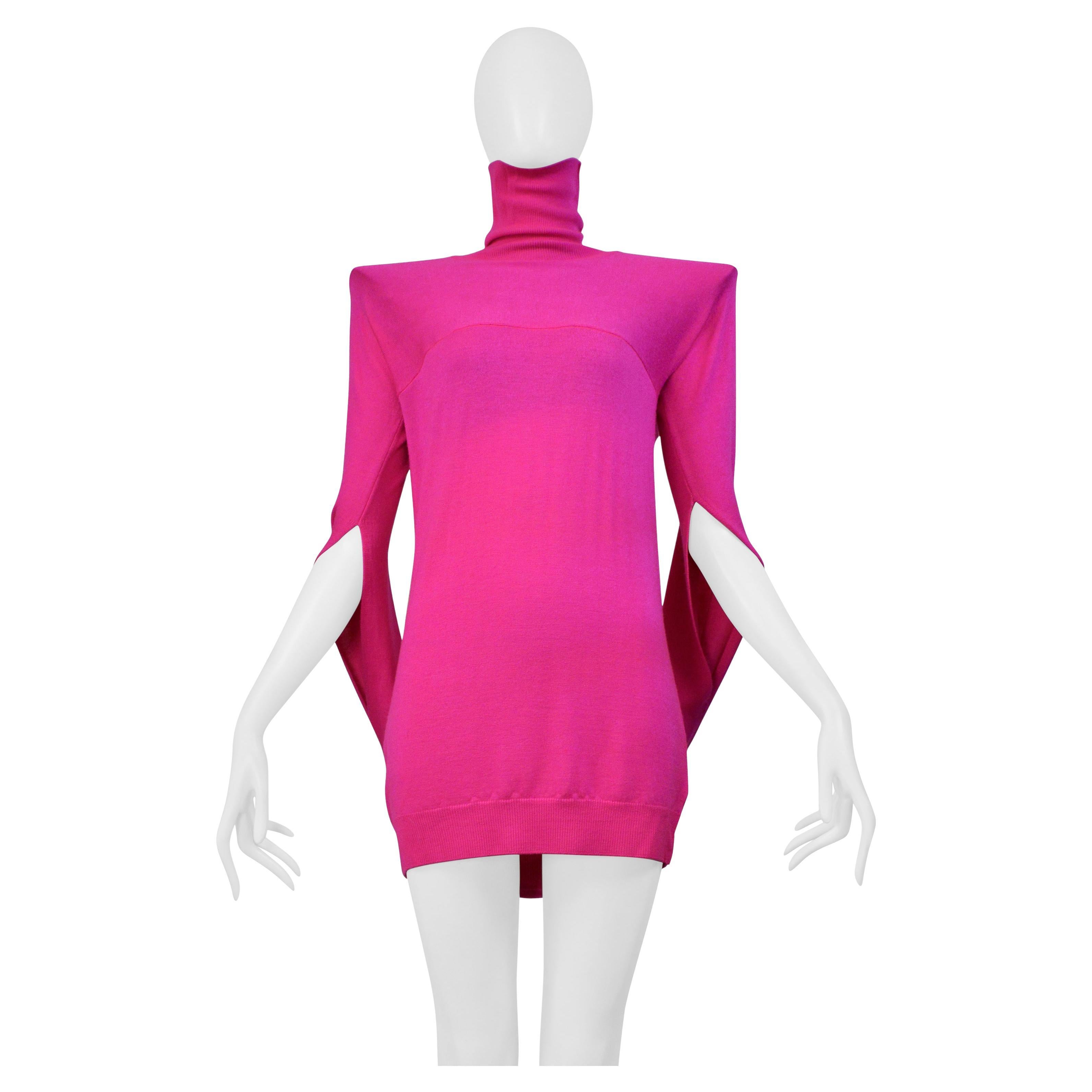 Maison Martin Margiela - Robe pull fuchsia à encolure haute et épaulettes 2007
