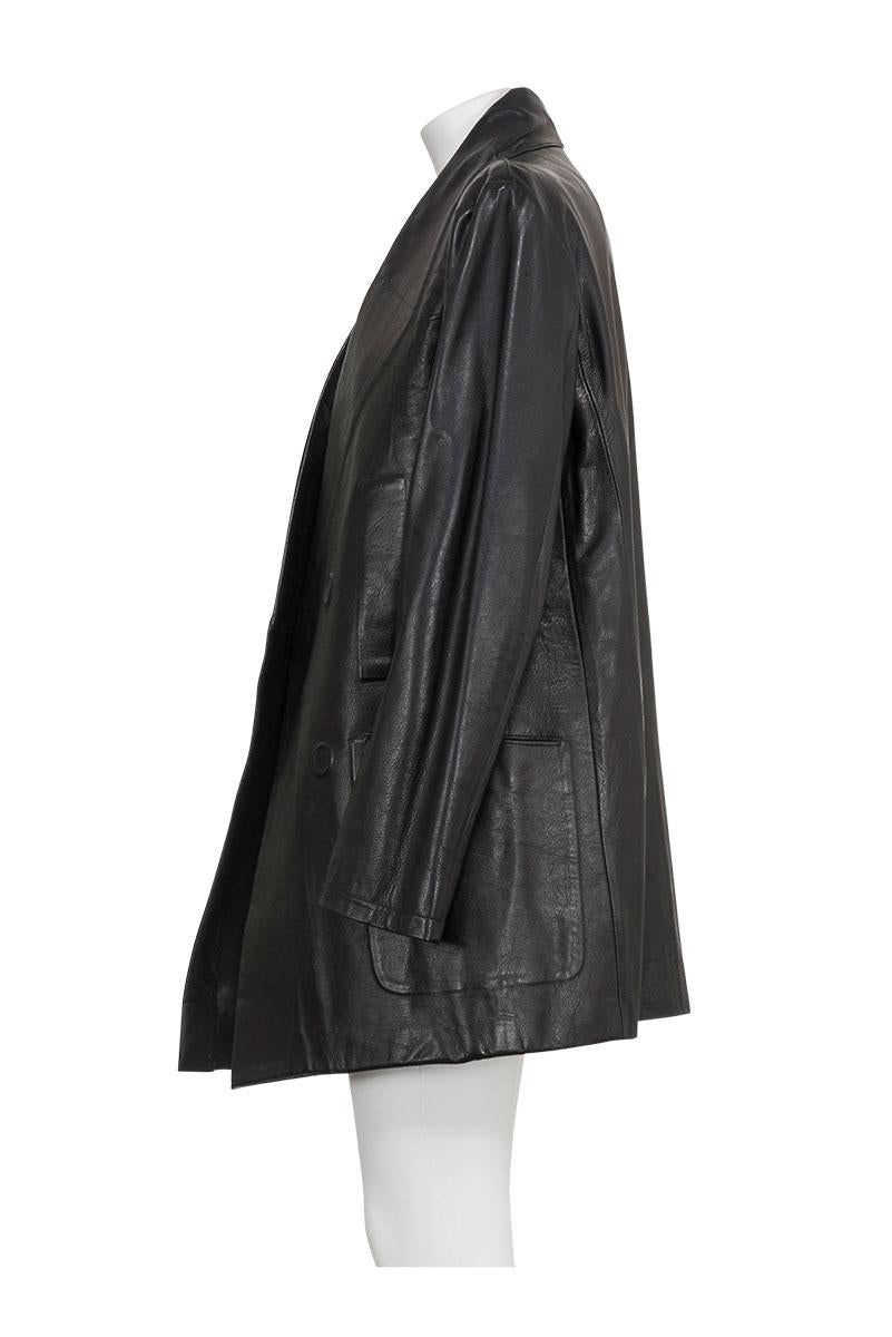 Fall Winter 2001 rare leather caban covered by two pieces of leather by Maison Martin Margiela.
Trompe-l'oeil of lapels, pockets, buttons.
Strap closure on the inside.
Fully lined.
The composition is 100% leather.