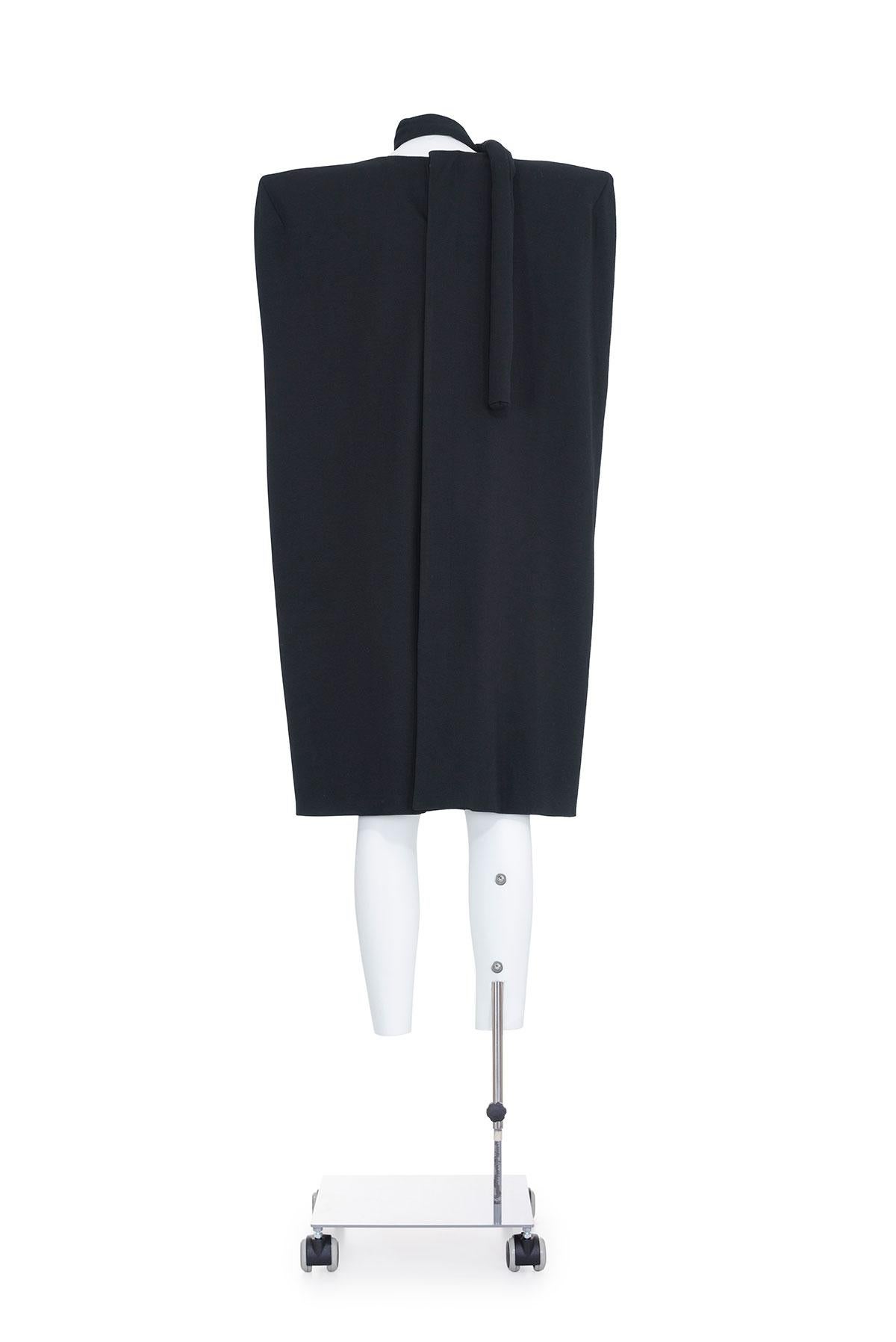 MAISON MARTIN MARGIELA FW 07 Seltenes Cape-Kleid mit übergroßen strukturierten Schultern (Schwarz) im Angebot