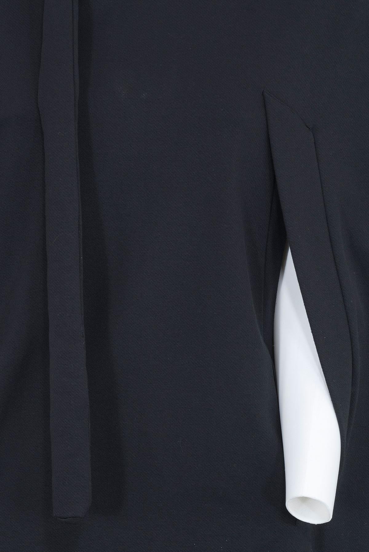 MAISON MARTIN MARGIELA FW 07 Seltenes Cape-Kleid mit übergroßen strukturierten Schultern für Damen oder Herren im Angebot