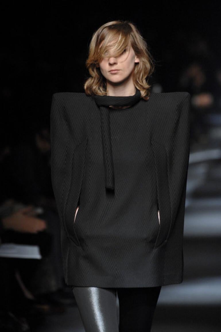MAISON MARTIN MARGIELA FW 07 Seltenes Cape-Kleid mit übergroßen strukturierten Schultern im Angebot 1