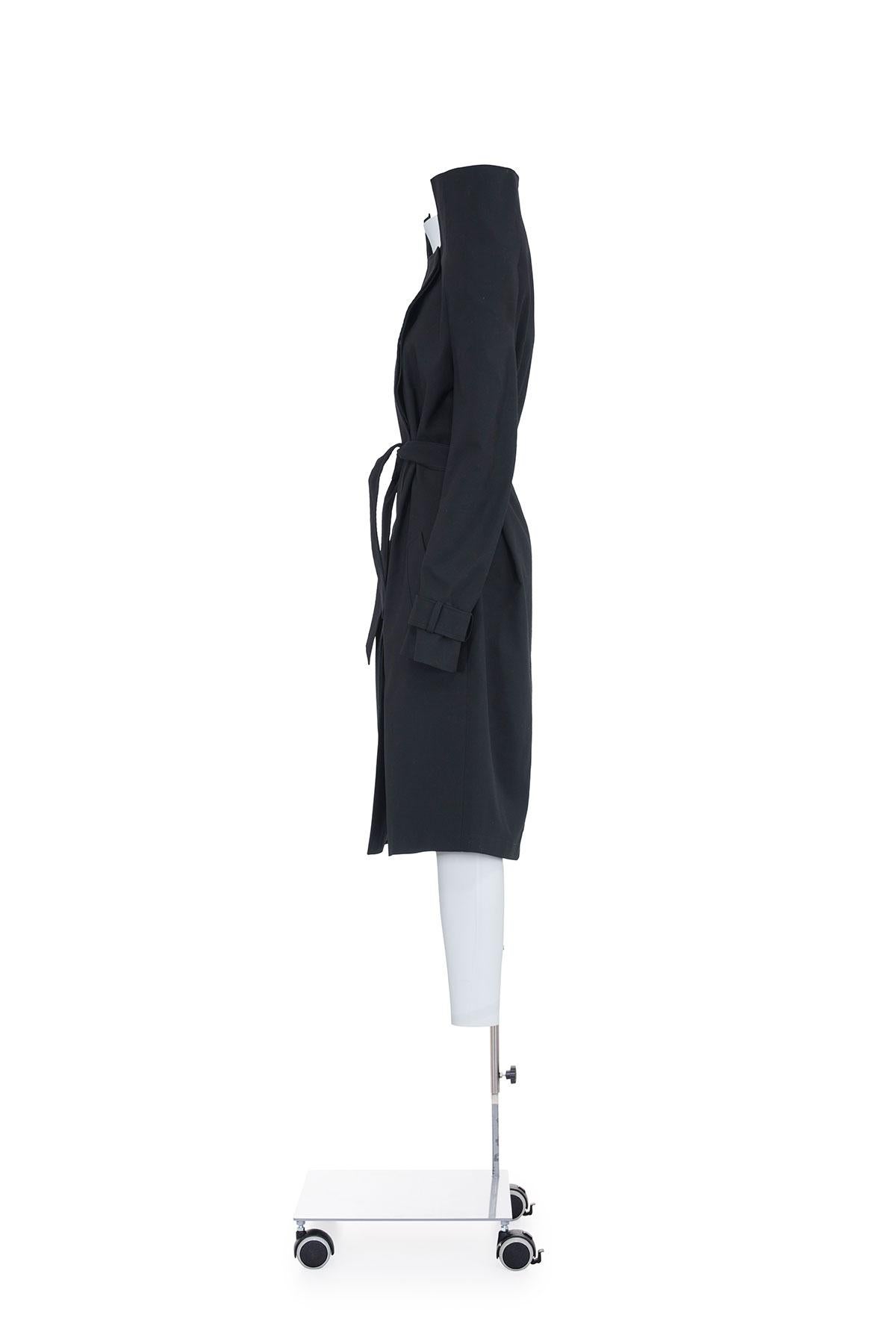 Raro e iconico cappotto dell'autunno-inverno 2008 con spalle strutturate di Maison Martin Margiela
Pad interni delle spalle
Bottoni e chiusura con cintura
Due tasche
70% lana 30% cotone