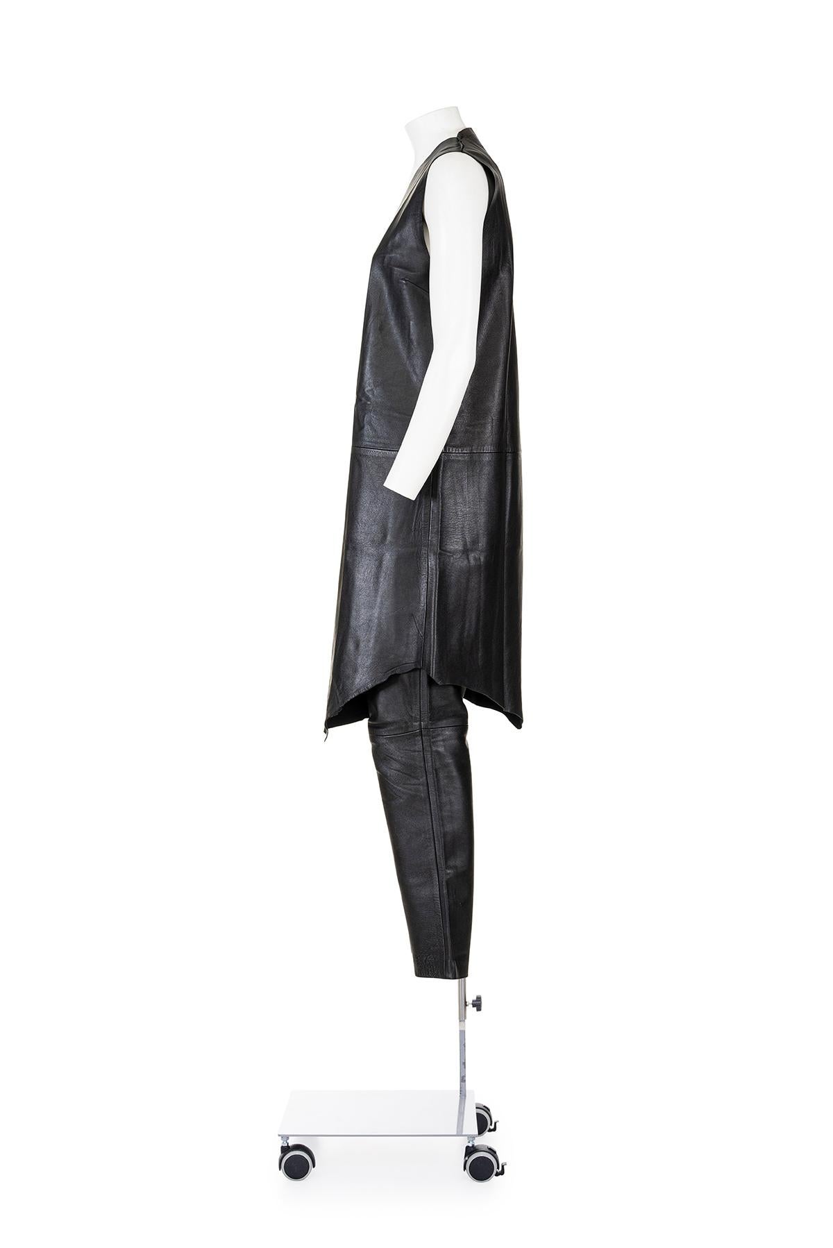 Fall Winter 1996 iconic and rare leather ensemble by Maison Martin Margiela
Raw cut sleeveless dress with V neckline
High waist leggings
100% leather
Leggings upper part 91% cotton 9% elastane

L
Dress
Width 46 cm
Length 85 cm

Trousers
Waist 32