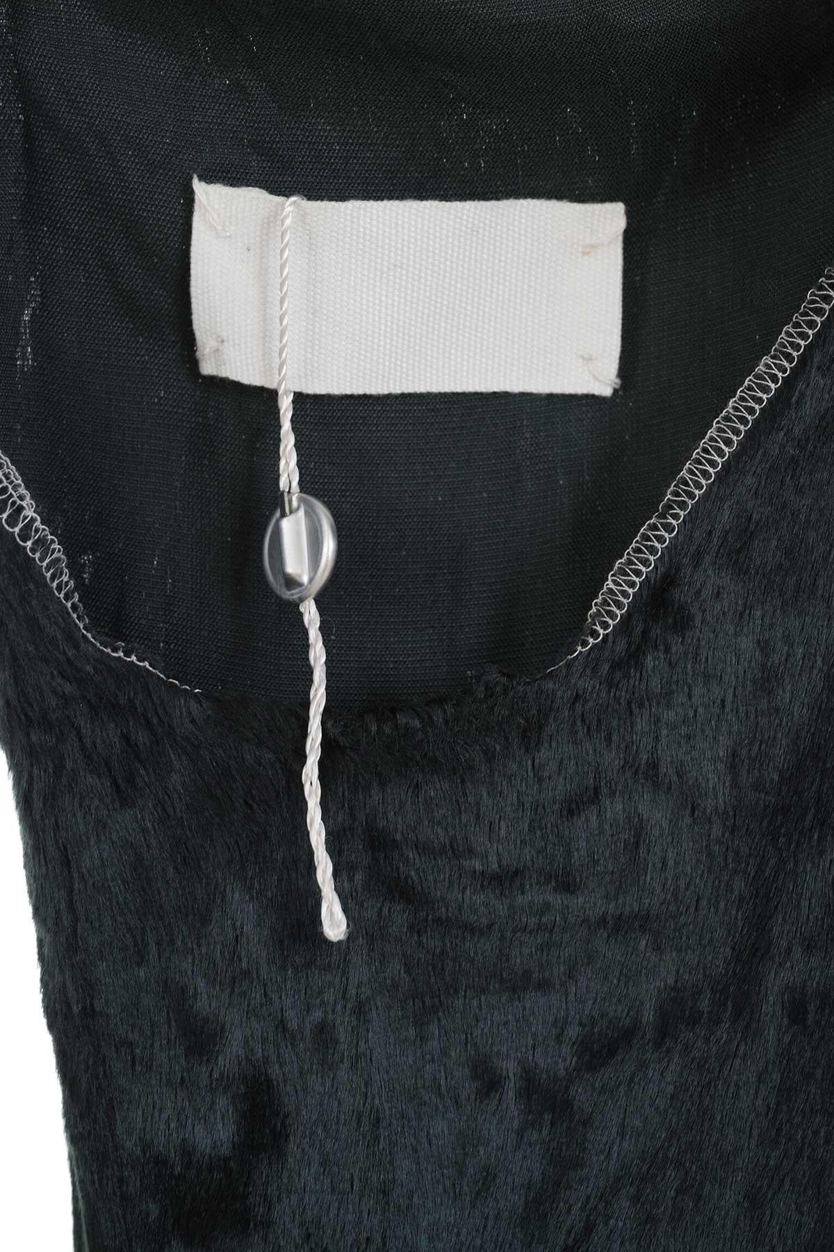 Fall Winter 1997 rare and iconic fake fur sleeves by Maison Martin Margiela.
Basted armhole.
The composition is 100% viscose.