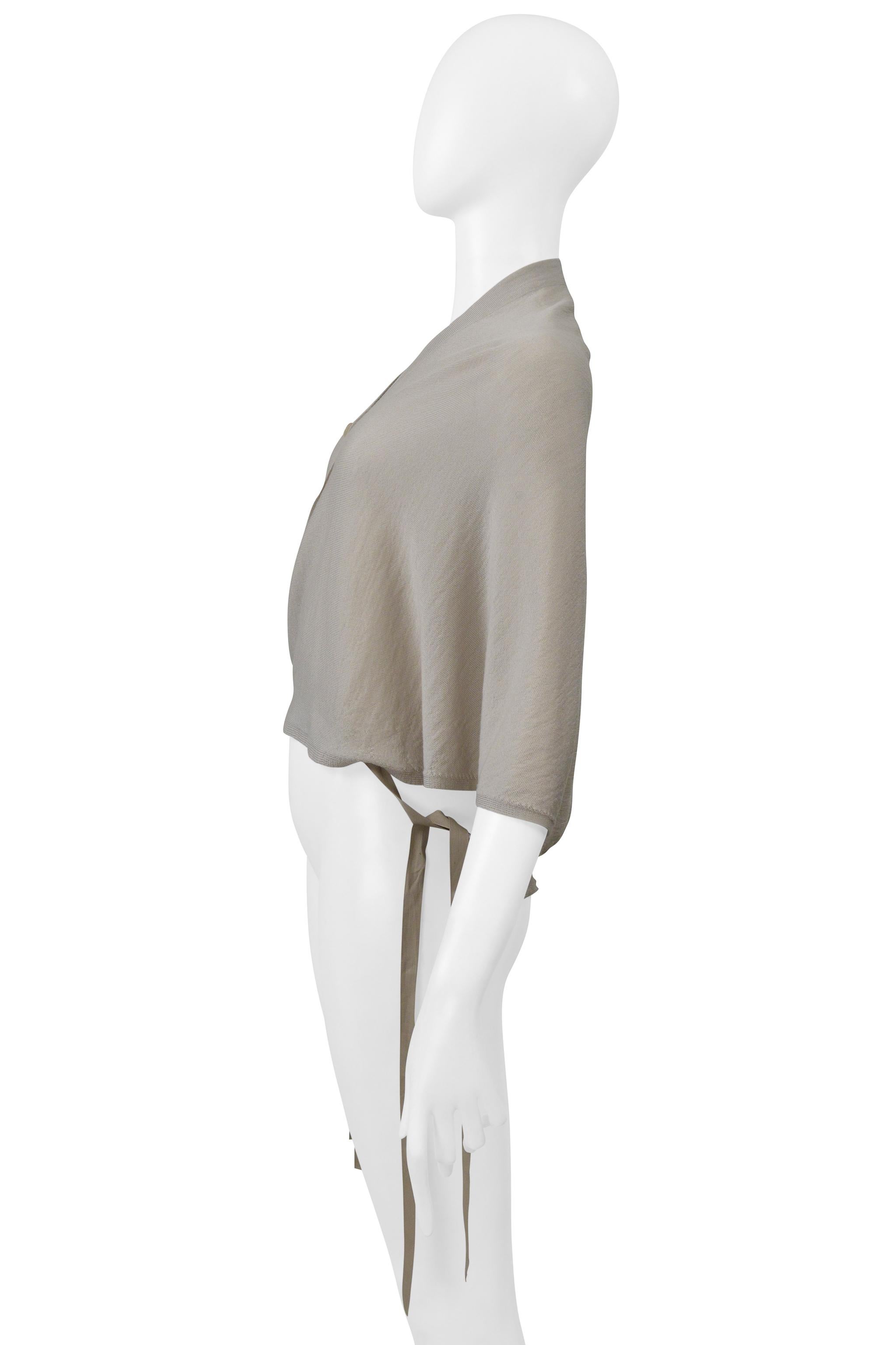 Maison Martin Margiela Graue Strickjacke Cape mit Krawatten Ss 2000 im Zustand „Hervorragend“ im Angebot in Los Angeles, CA